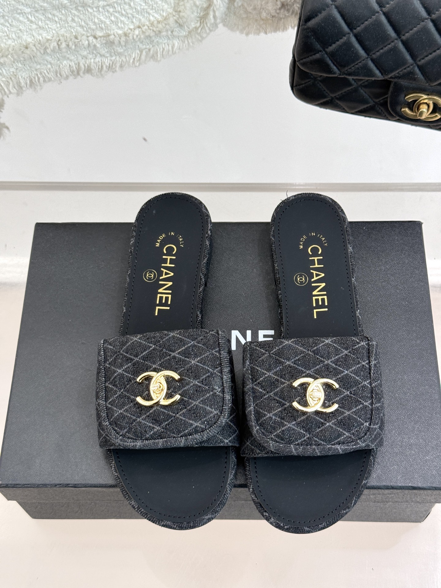 
CHANE*｜小香经典春夏翻盖
书包扣针织拖鞋
经典永不过时 简约大气
针织搭配翻盖式书包锁扣设计～
