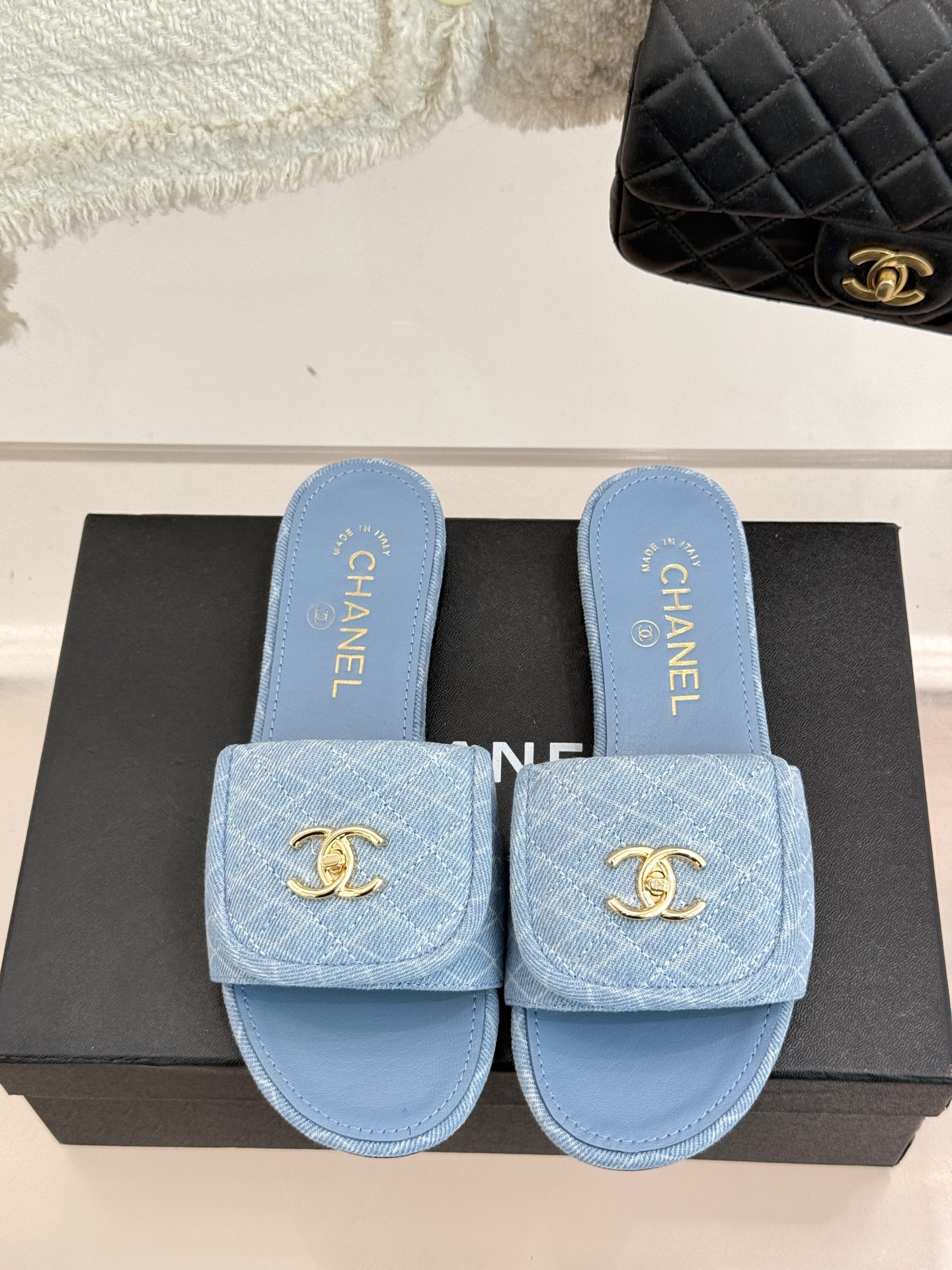 
CHANE*｜小香经典春夏翻盖
书包扣针织拖鞋
经典永不过时 简约大气
针织搭配翻盖式书包锁扣设计～
