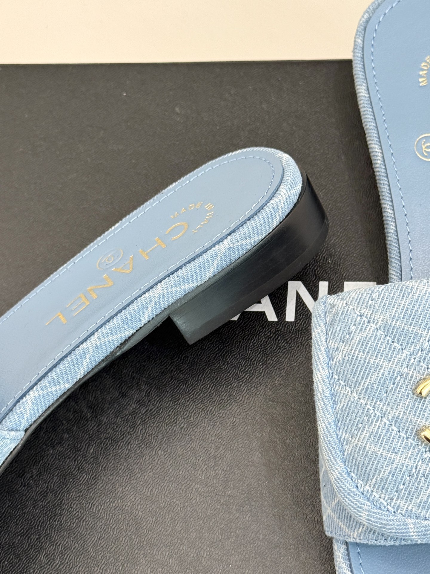 
CHANE*｜小香经典春夏翻盖
书包扣针织拖鞋
经典永不过时 简约大气
针织搭配翻盖式书包锁扣设计～
