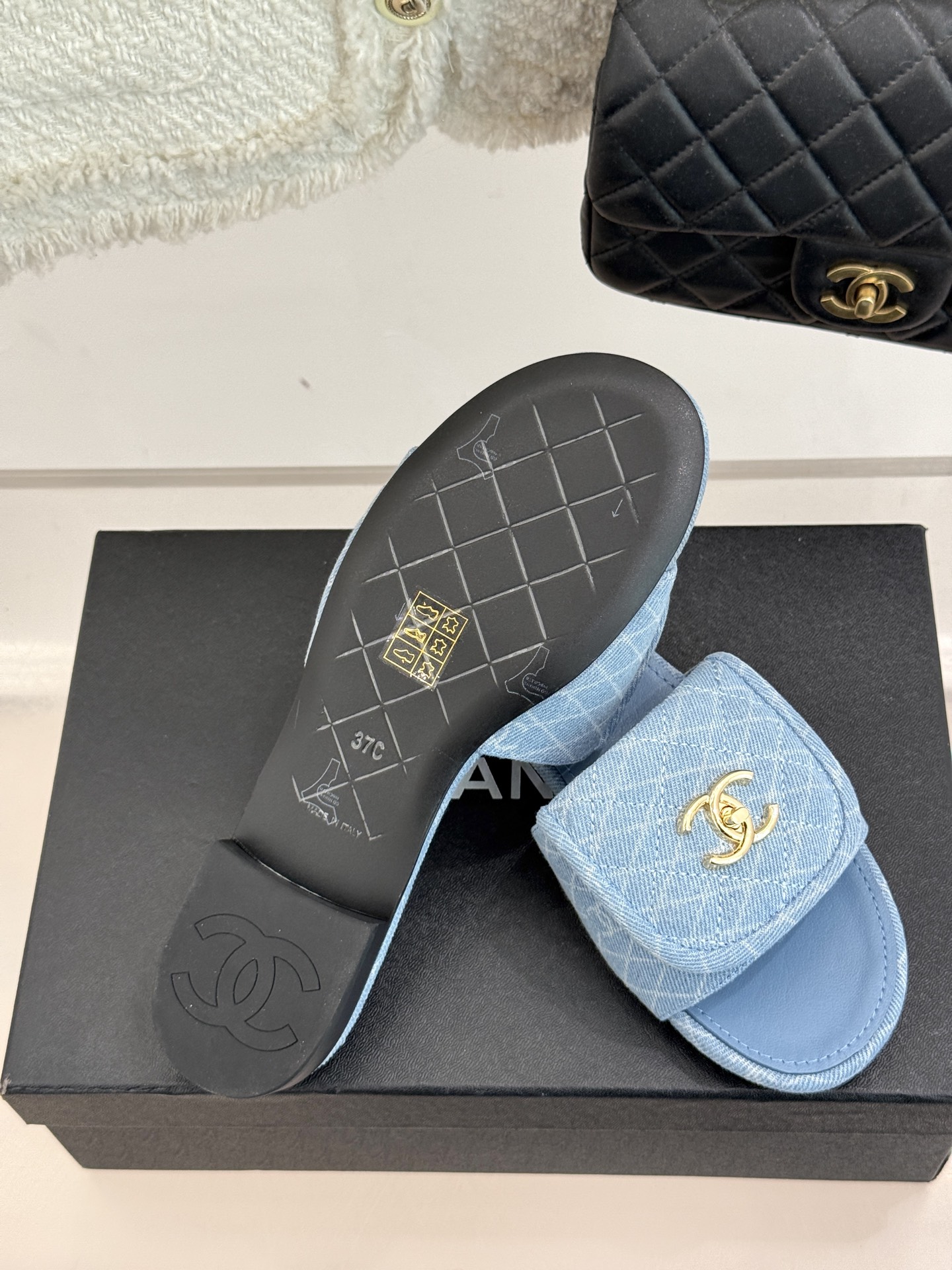 
CHANE*｜小香经典春夏翻盖
书包扣针织拖鞋
经典永不过时 简约大气
针织搭配翻盖式书包锁扣设计～
