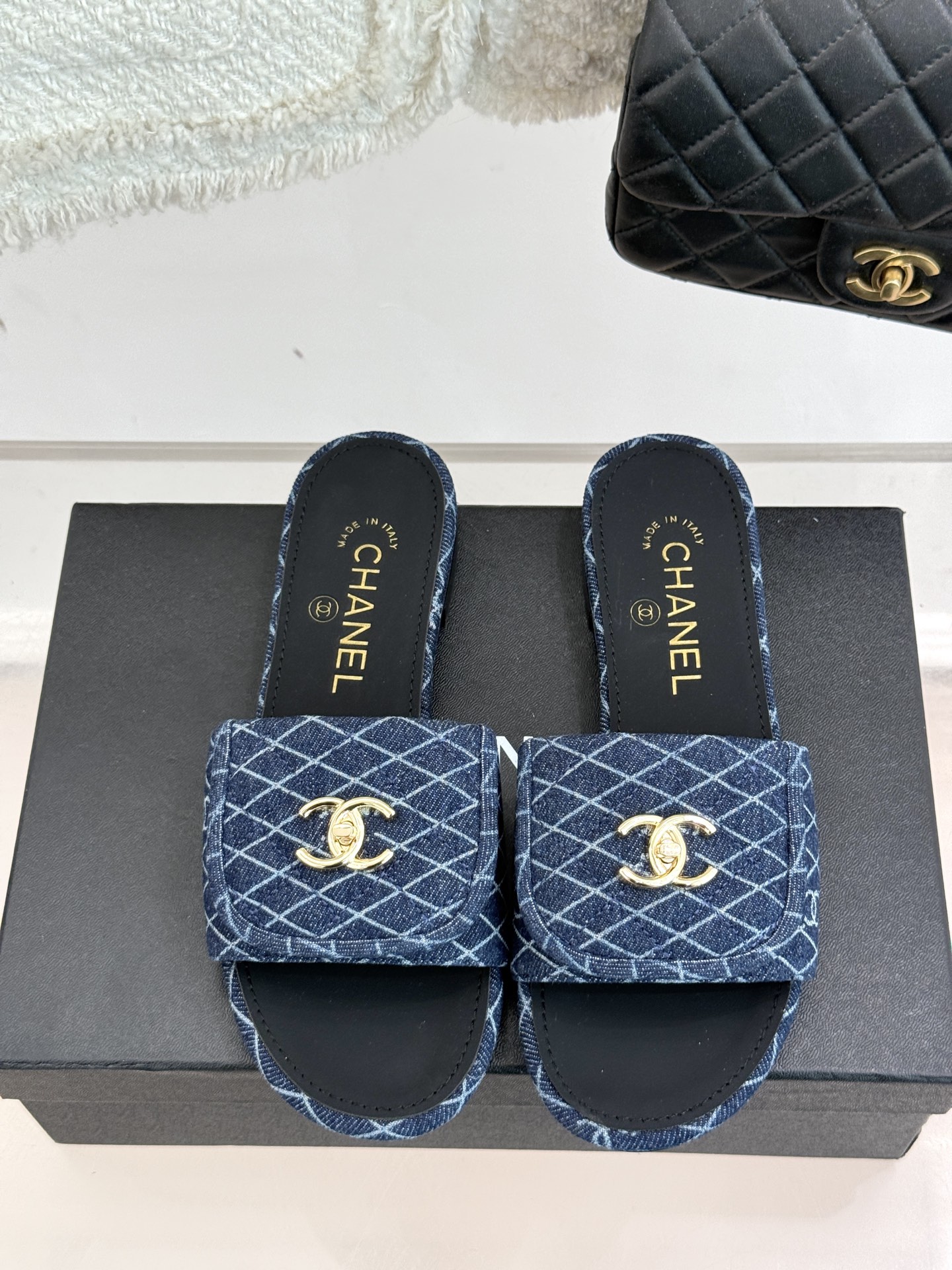 
CHANE*｜小香经典春夏翻盖
书包扣针织拖鞋
经典永不过时 简约大气
针织搭配翻盖式书包锁扣设计～
