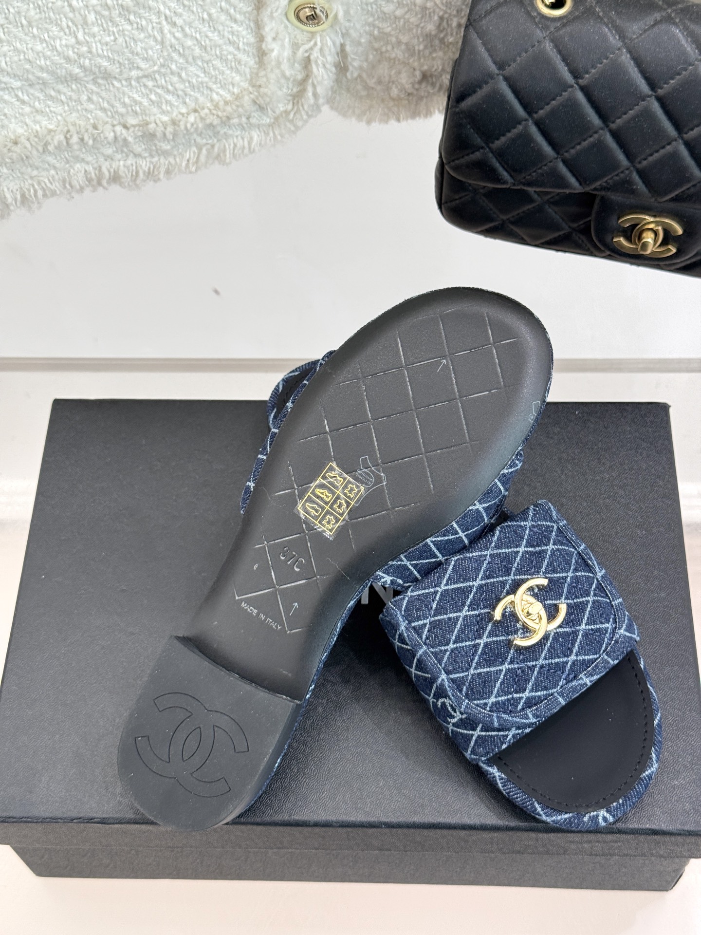 
CHANE*｜小香经典春夏翻盖
书包扣针织拖鞋
经典永不过时 简约大气
针织搭配翻盖式书包锁扣设计～
