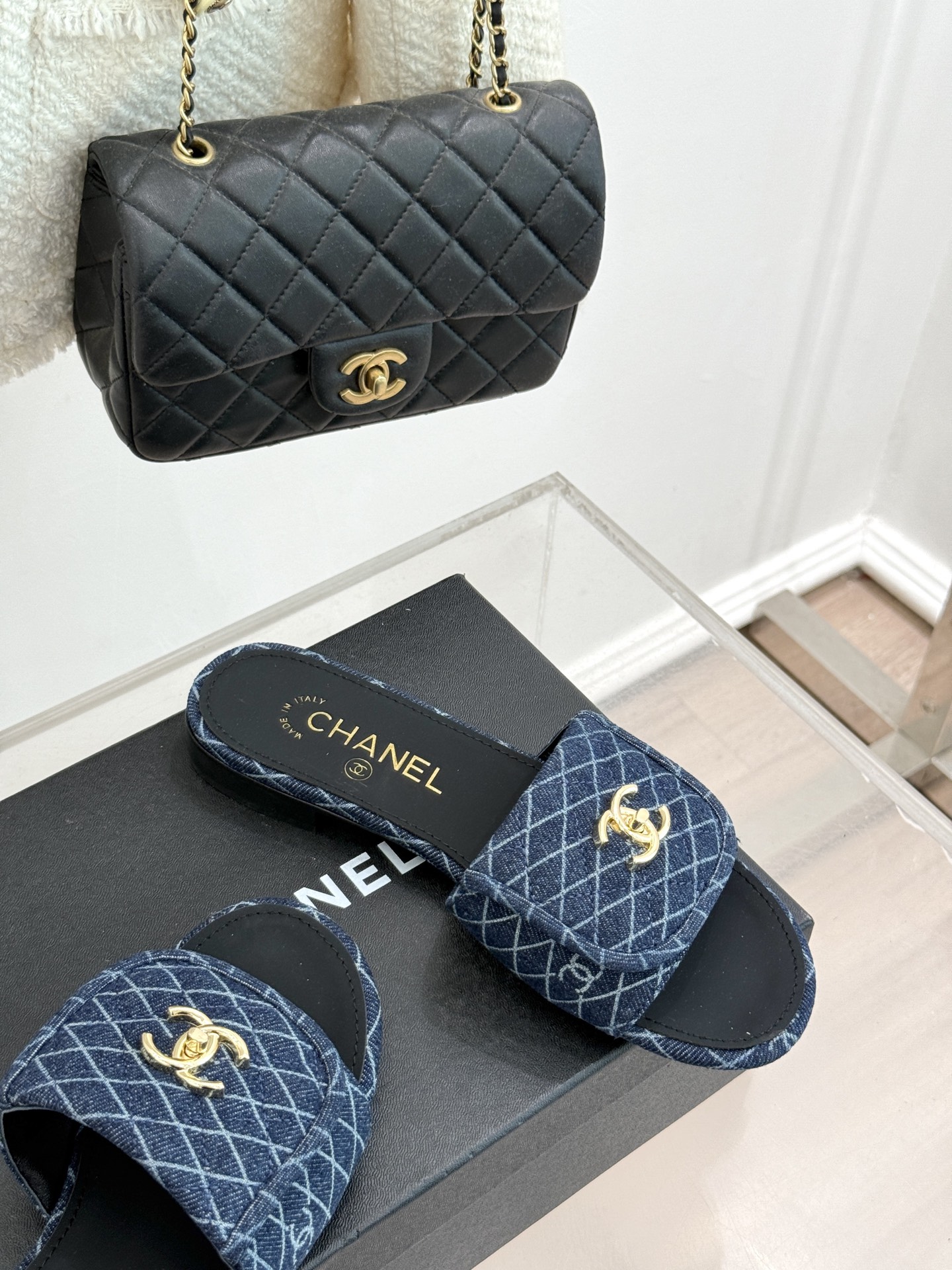 
CHANE*｜小香经典春夏翻盖
书包扣针织拖鞋
经典永不过时 简约大气
针织搭配翻盖式书包锁扣设计～

