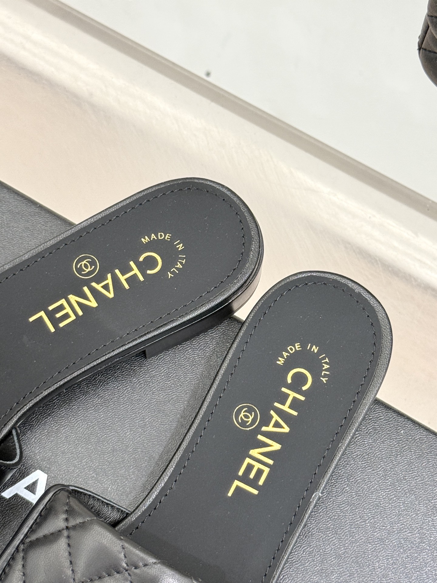 
CHANE*｜小香经典春夏翻盖
书包扣针织拖鞋
经典永不过时 简约大气
针织搭配翻盖式书包锁扣设计～
