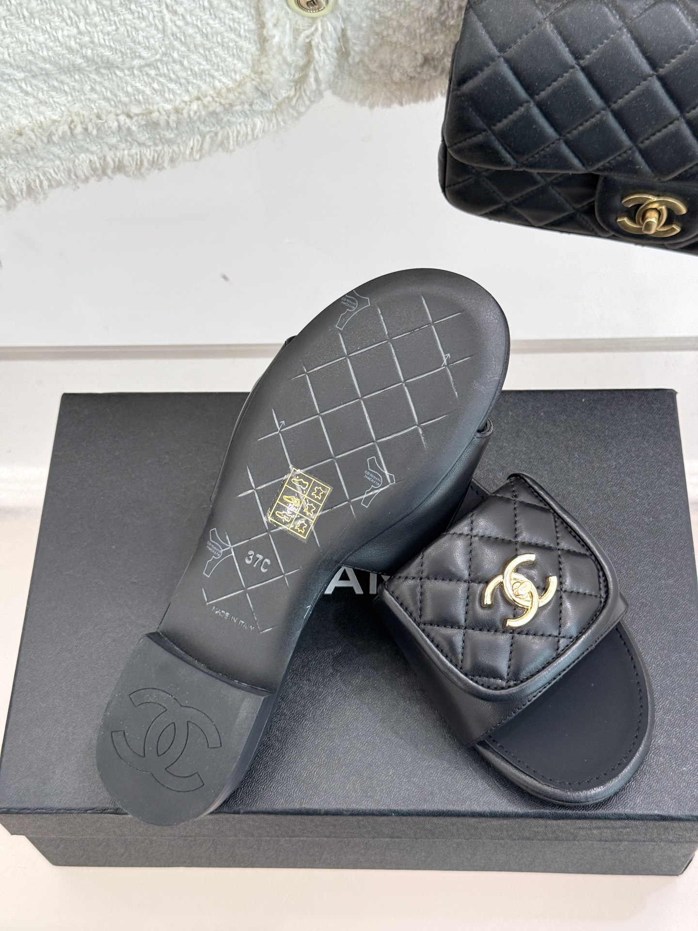 
CHANE*｜小香经典春夏翻盖
书包扣针织拖鞋
经典永不过时 简约大气
针织搭配翻盖式书包锁扣设计～
