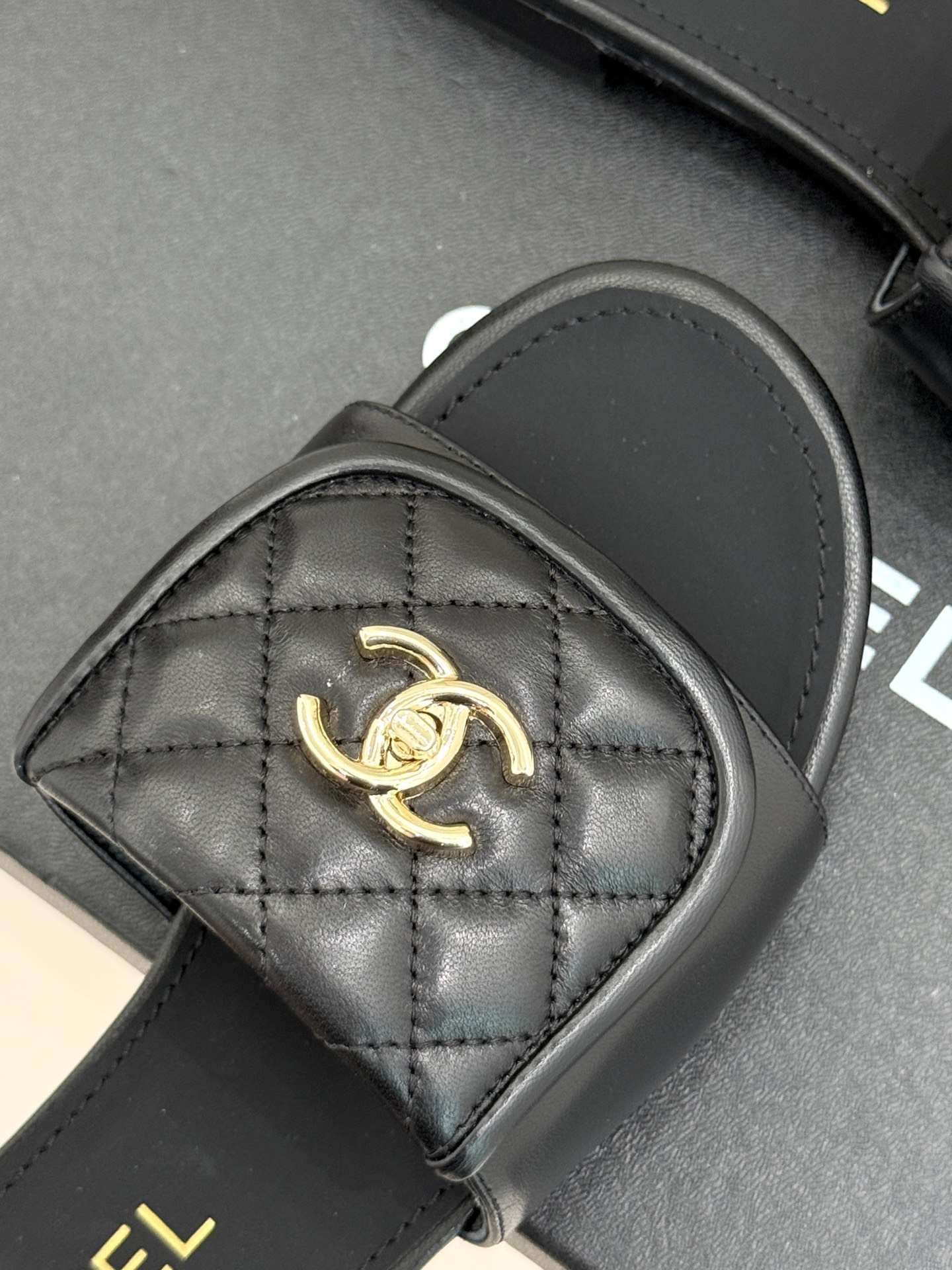 
CHANE*｜小香经典春夏翻盖
书包扣针织拖鞋
经典永不过时 简约大气
针织搭配翻盖式书包锁扣设计～
