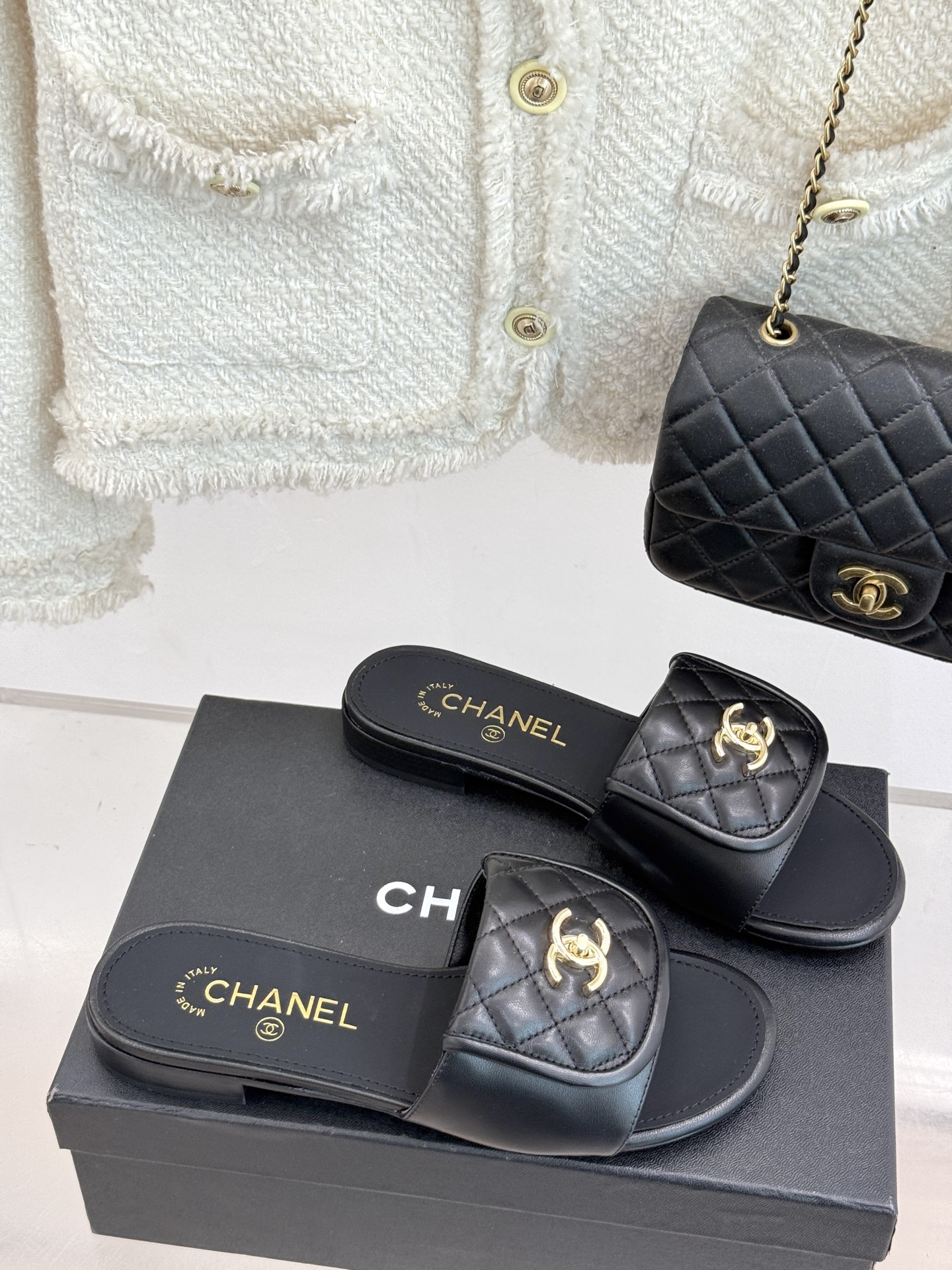 
CHANE*｜小香经典春夏翻盖
书包扣针织拖鞋
经典永不过时 简约大气
针织搭配翻盖式书包锁扣设计～
