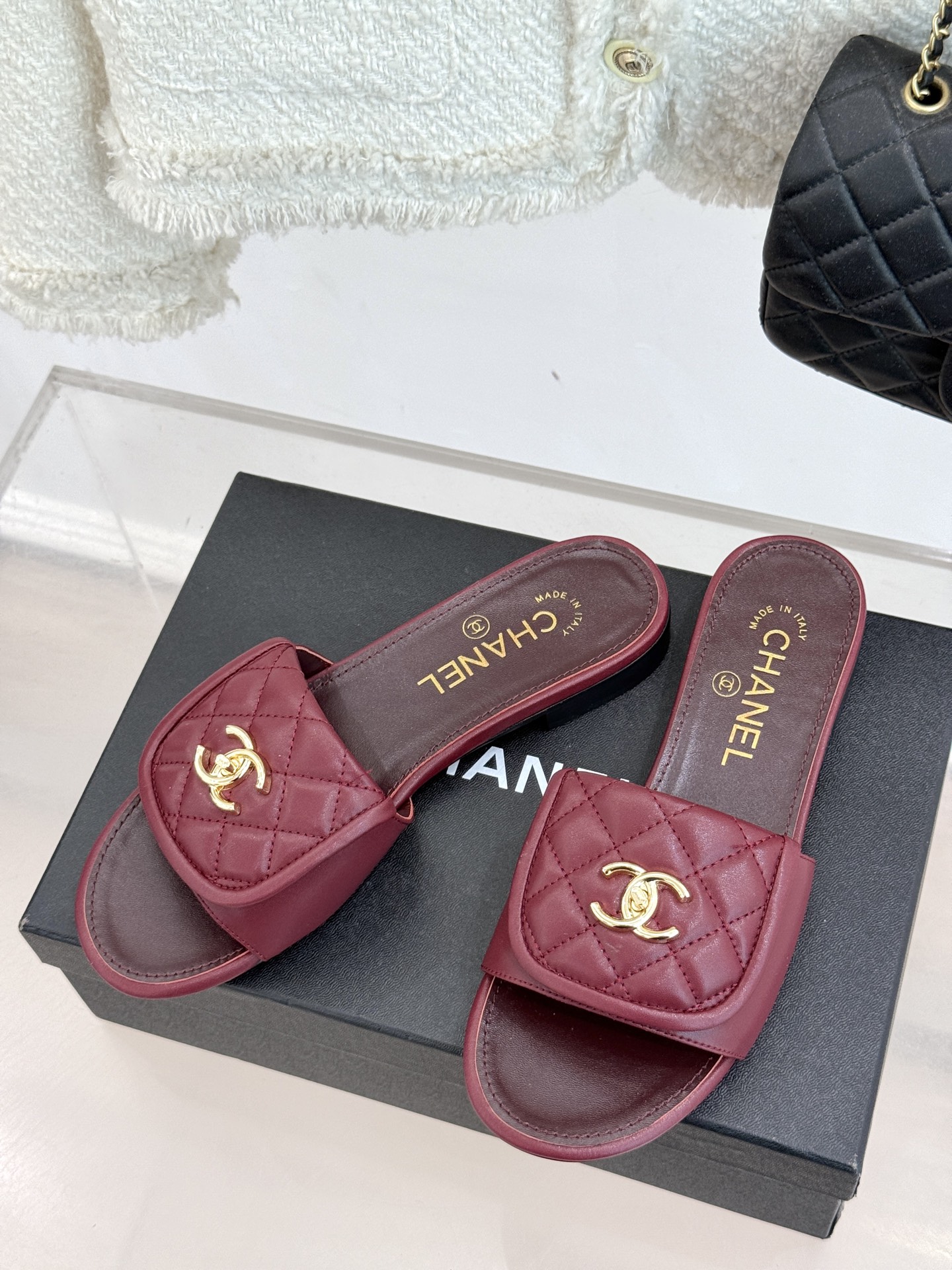
CHANE*｜小香经典春夏翻盖
书包扣针织拖鞋
经典永不过时 简约大气
针织搭配翻盖式书包锁扣设计～

