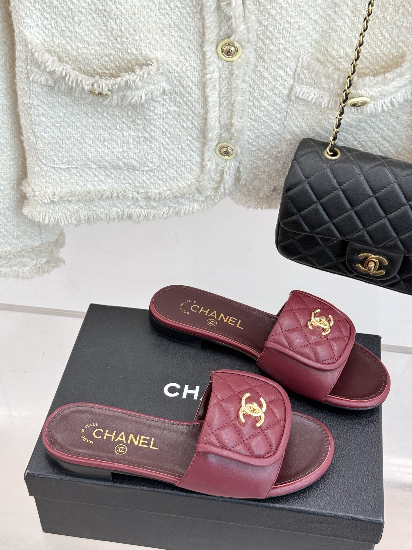 
CHANE*｜小香经典春夏翻盖
书包扣针织拖鞋
经典永不过时 简约大气
针织搭配翻盖式书包锁扣设计～

