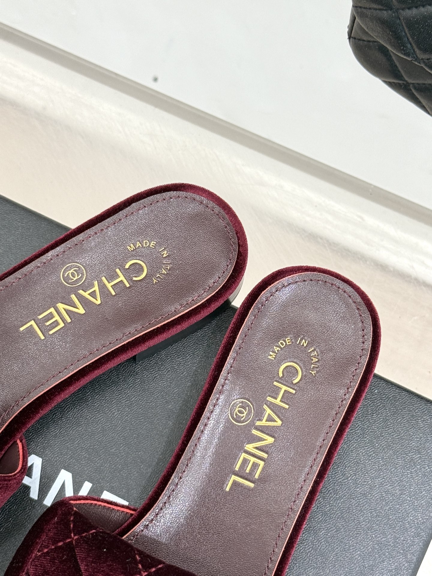 
CHANE*｜小香经典春夏翻盖
书包扣针织拖鞋
经典永不过时 简约大气
针织搭配翻盖式书包锁扣设计～
