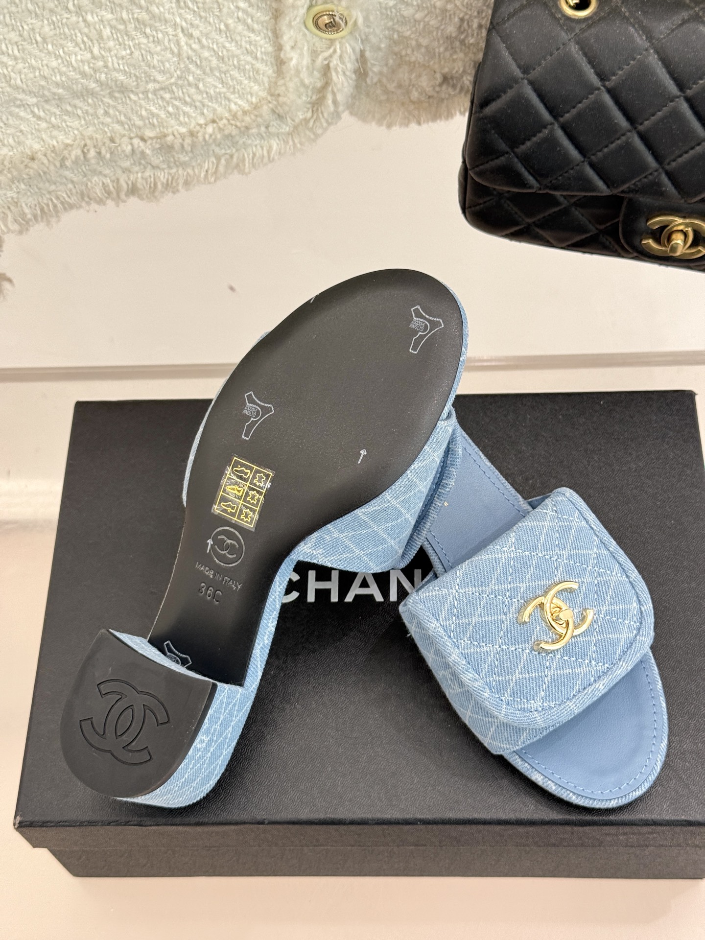 
CHANE*｜小香经典春夏翻盖
书包扣针织拖鞋
经典永不过时 简约大气
针织搭配翻盖式书包锁扣设计～
