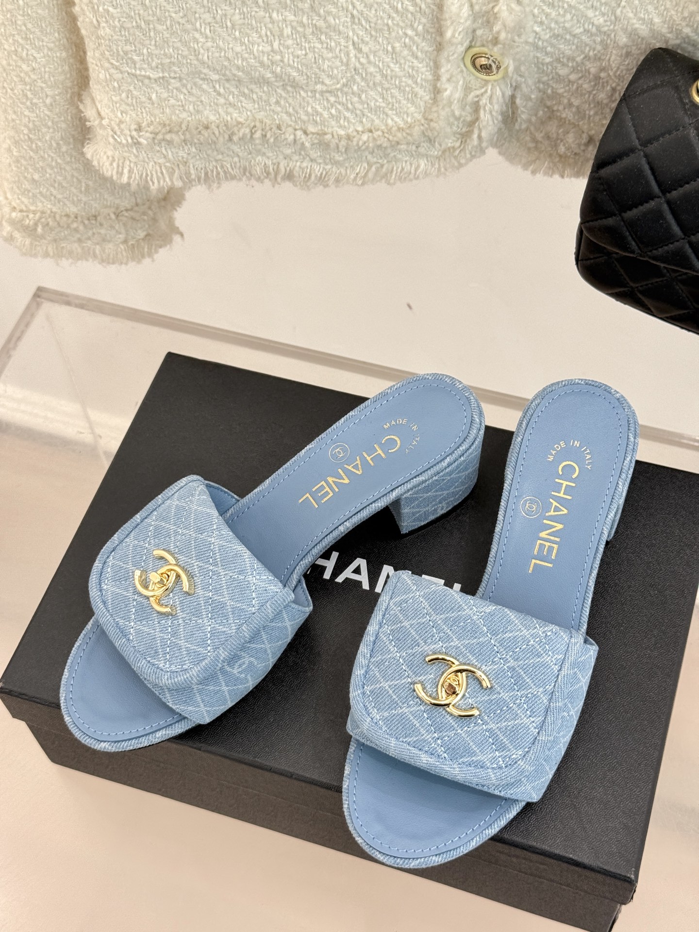 
CHANE*｜小香经典春夏翻盖
书包扣针织拖鞋
经典永不过时 简约大气
针织搭配翻盖式书包锁扣设计～
