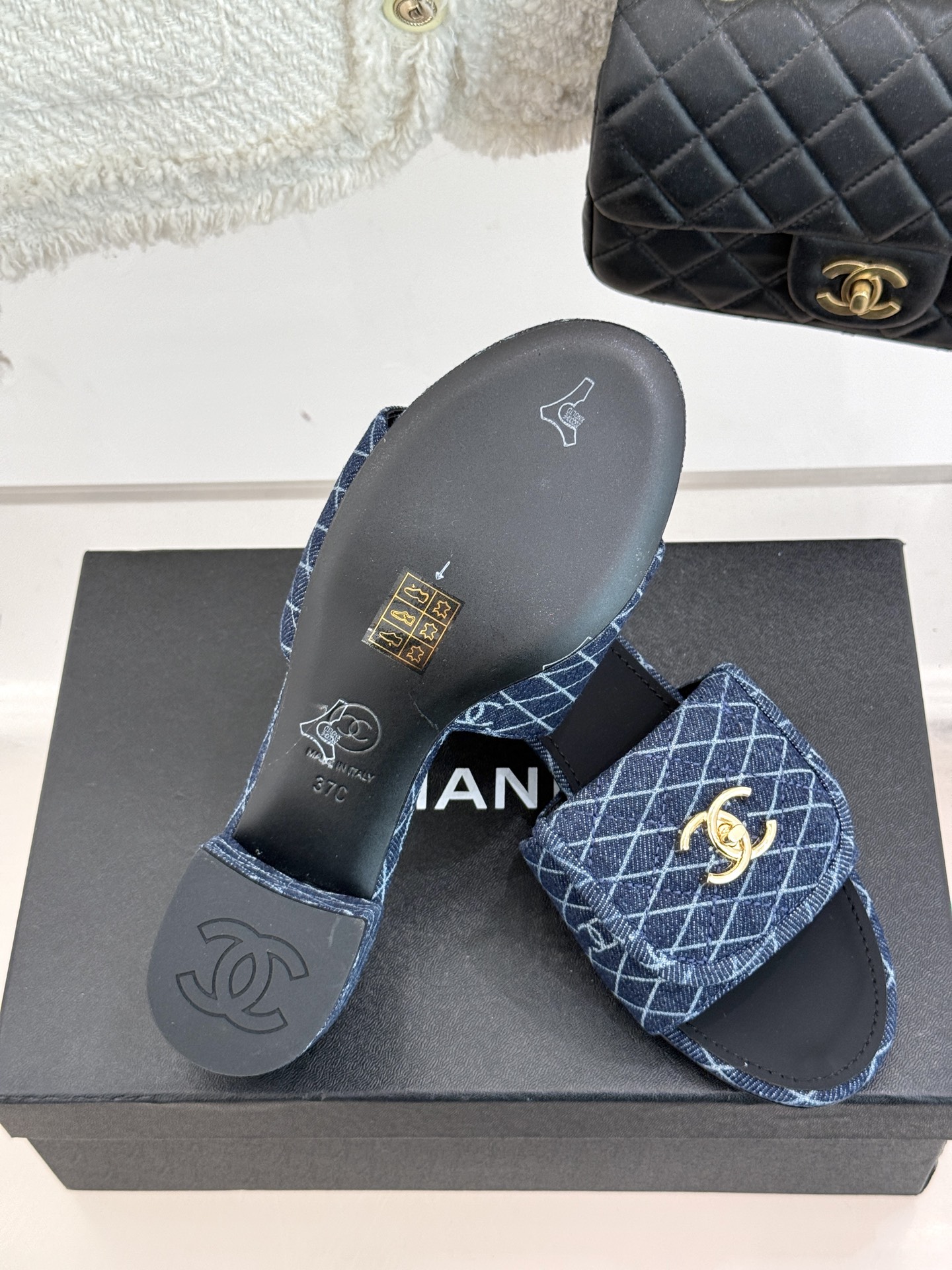 
CHANE*｜小香经典春夏翻盖
书包扣针织拖鞋
经典永不过时 简约大气
针织搭配翻盖式书包锁扣设计～
