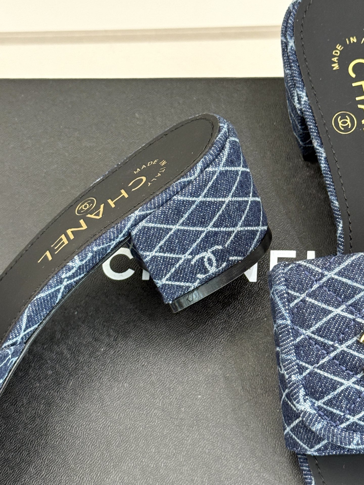 
CHANE*｜小香经典春夏翻盖
书包扣针织拖鞋
经典永不过时 简约大气
针织搭配翻盖式书包锁扣设计～
