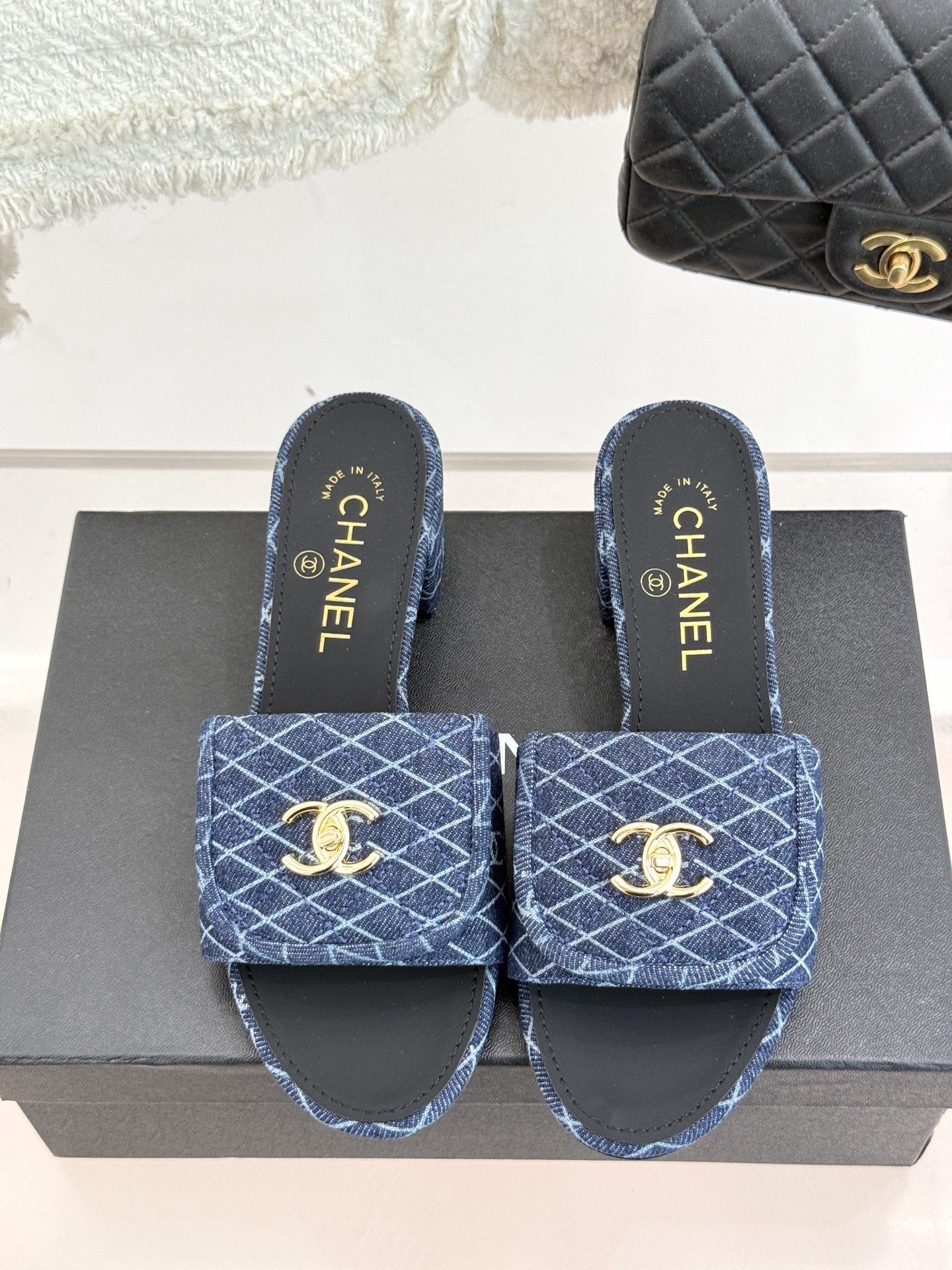
CHANE*｜小香经典春夏翻盖
书包扣针织拖鞋
经典永不过时 简约大气
针织搭配翻盖式书包锁扣设计～
