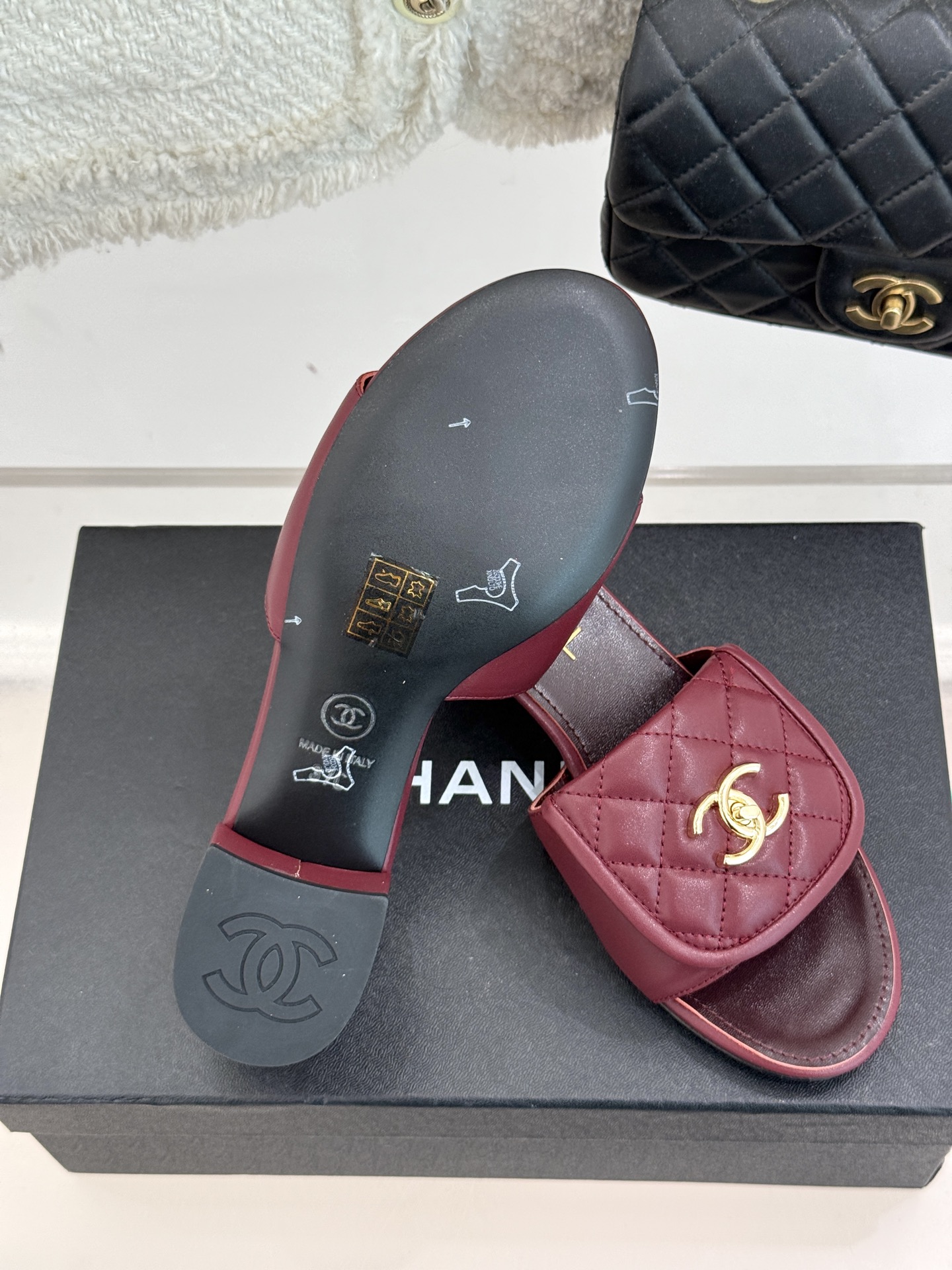 
CHANE*｜小香经典春夏翻盖
书包扣针织拖鞋
经典永不过时 简约大气
针织搭配翻盖式书包锁扣设计～
