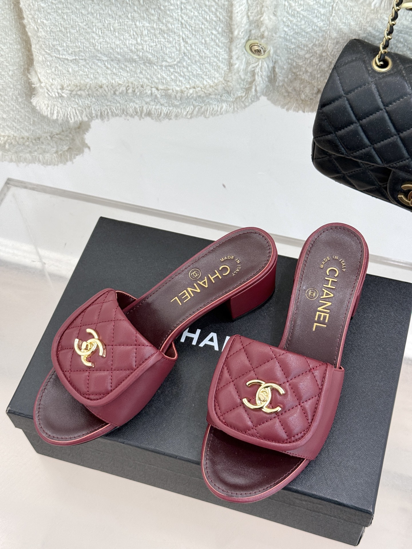 
CHANE*｜小香经典春夏翻盖
书包扣针织拖鞋
经典永不过时 简约大气
针织搭配翻盖式书包锁扣设计～

