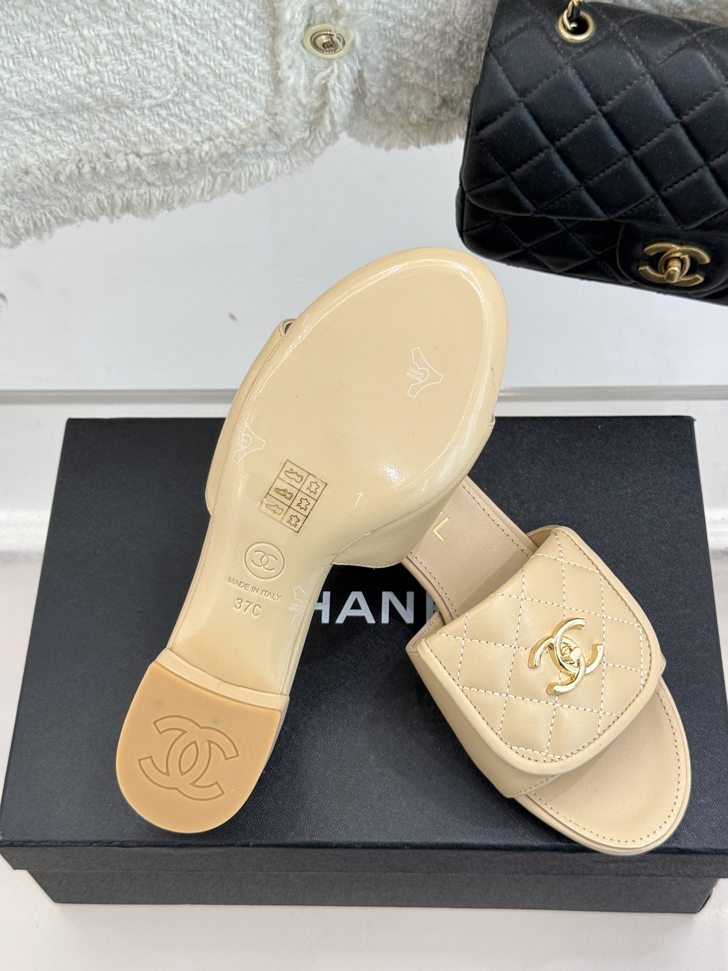 
CHANE*｜小香经典春夏翻盖
书包扣针织拖鞋
经典永不过时 简约大气
针织搭配翻盖式书包锁扣设计～

