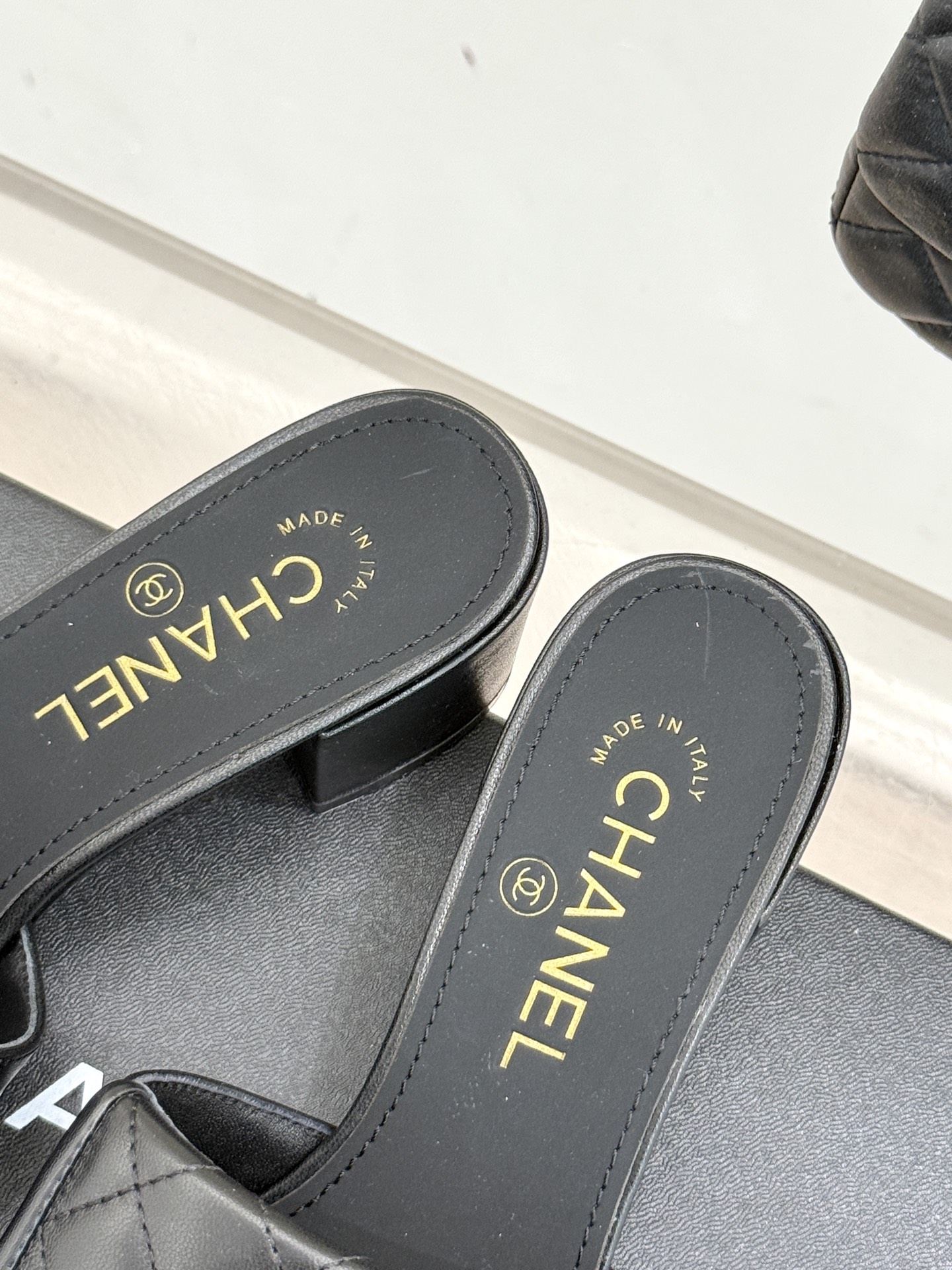 
CHANE*｜小香经典春夏翻盖
书包扣针织拖鞋
经典永不过时 简约大气
针织搭配翻盖式书包锁扣设计～

