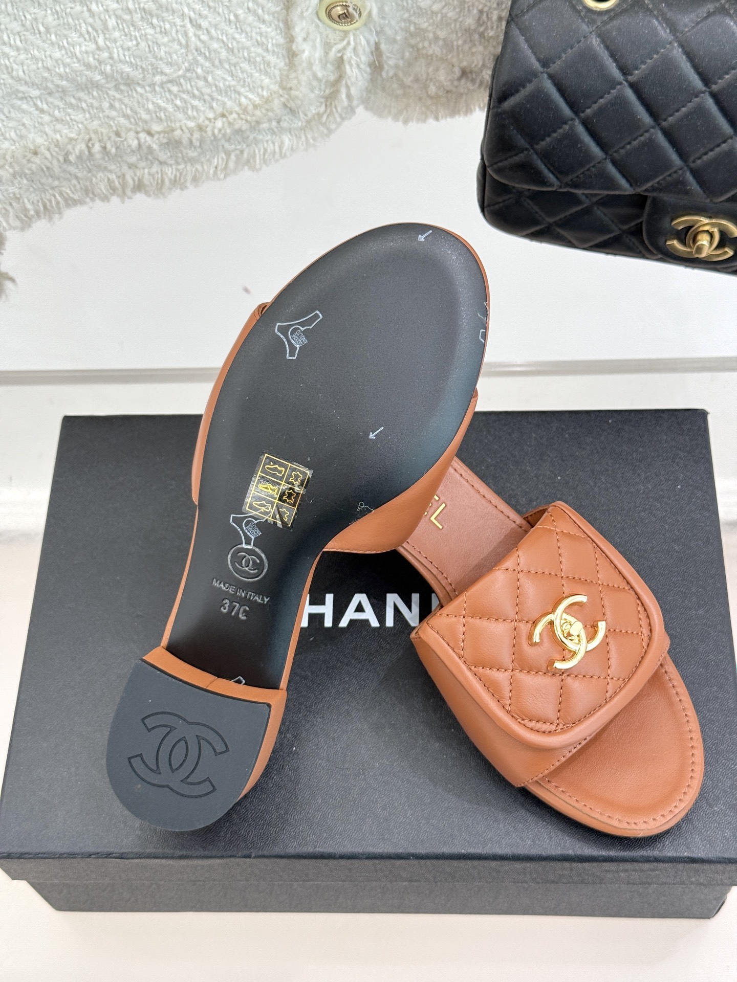
CHANE*｜小香经典春夏翻盖
书包扣针织拖鞋
经典永不过时 简约大气
针织搭配翻盖式书包锁扣设计～
