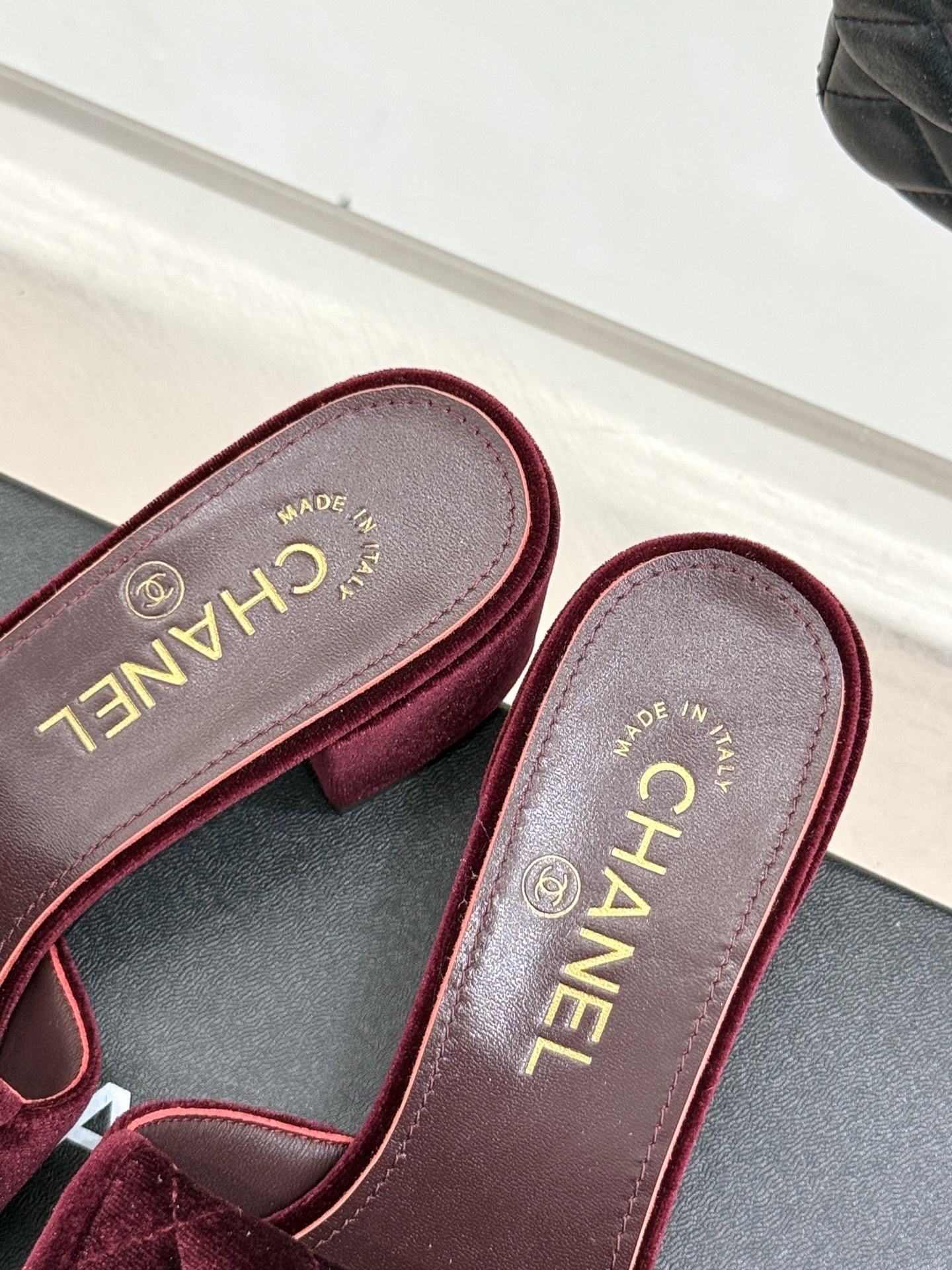 
CHANE*｜小香经典春夏翻盖
书包扣针织拖鞋
经典永不过时 简约大气
针织搭配翻盖式书包锁扣设计～
