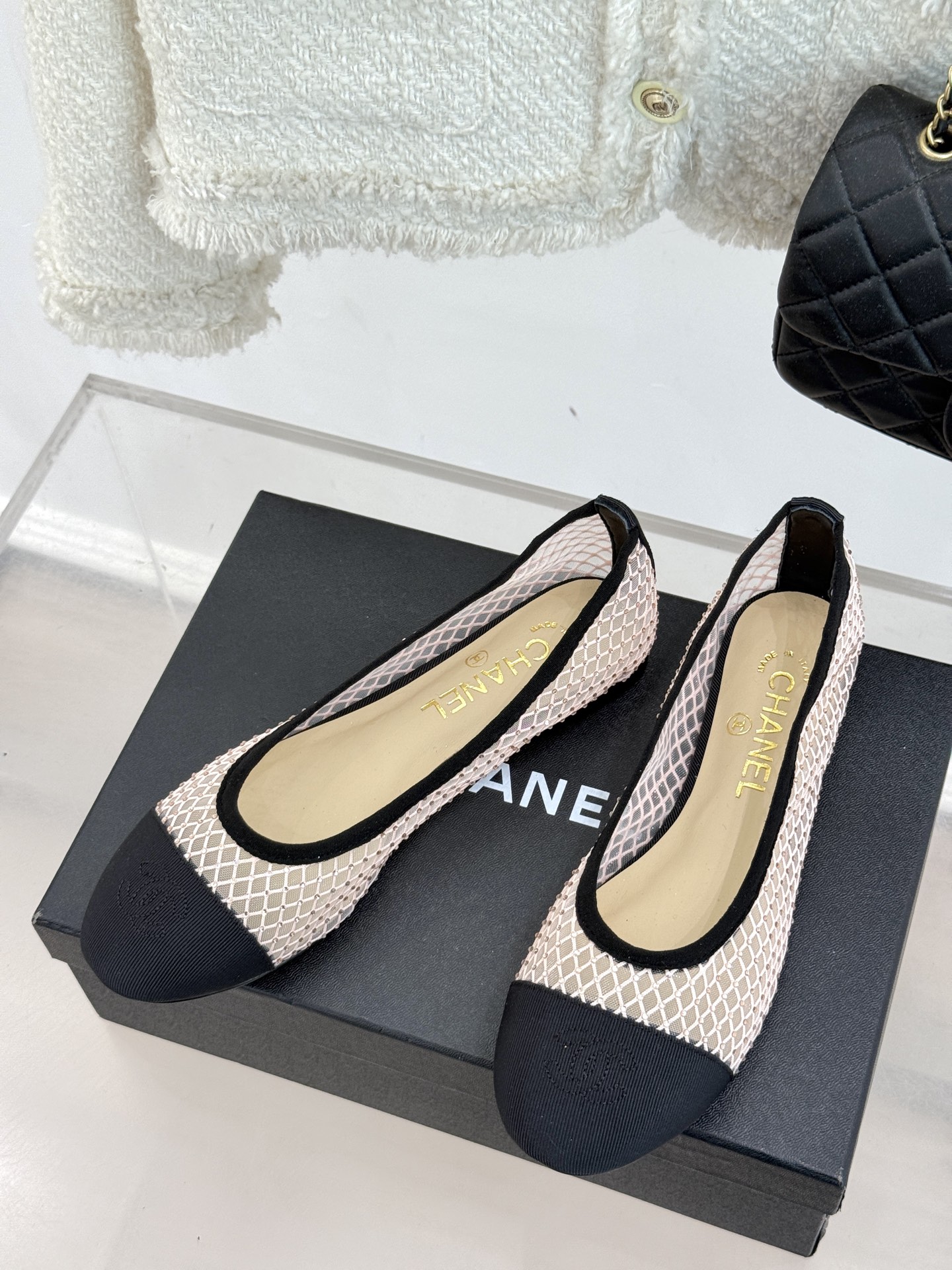 
CHANE*｜小香经典春夏新品
网纱水钻双C平底芭蕾舞
这一季的春款真的太爱了！
网面若隐若现 性感又