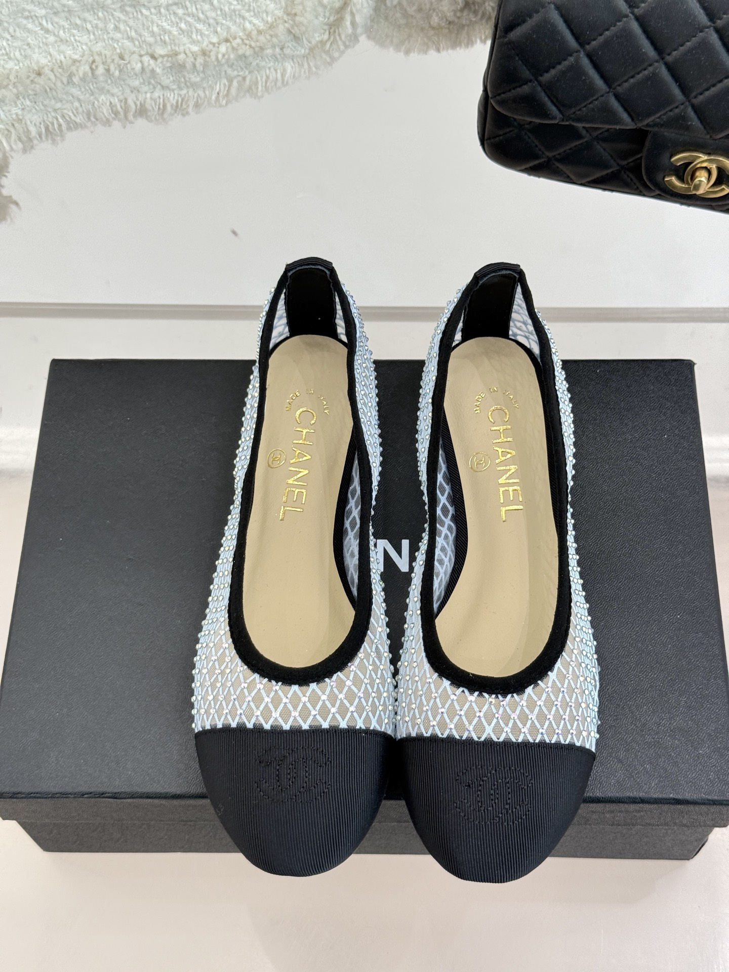 
CHANE*｜小香经典春夏新品
网纱水钻双C平底芭蕾舞
这一季的春款真的太爱了！
网面若隐若现 性感又