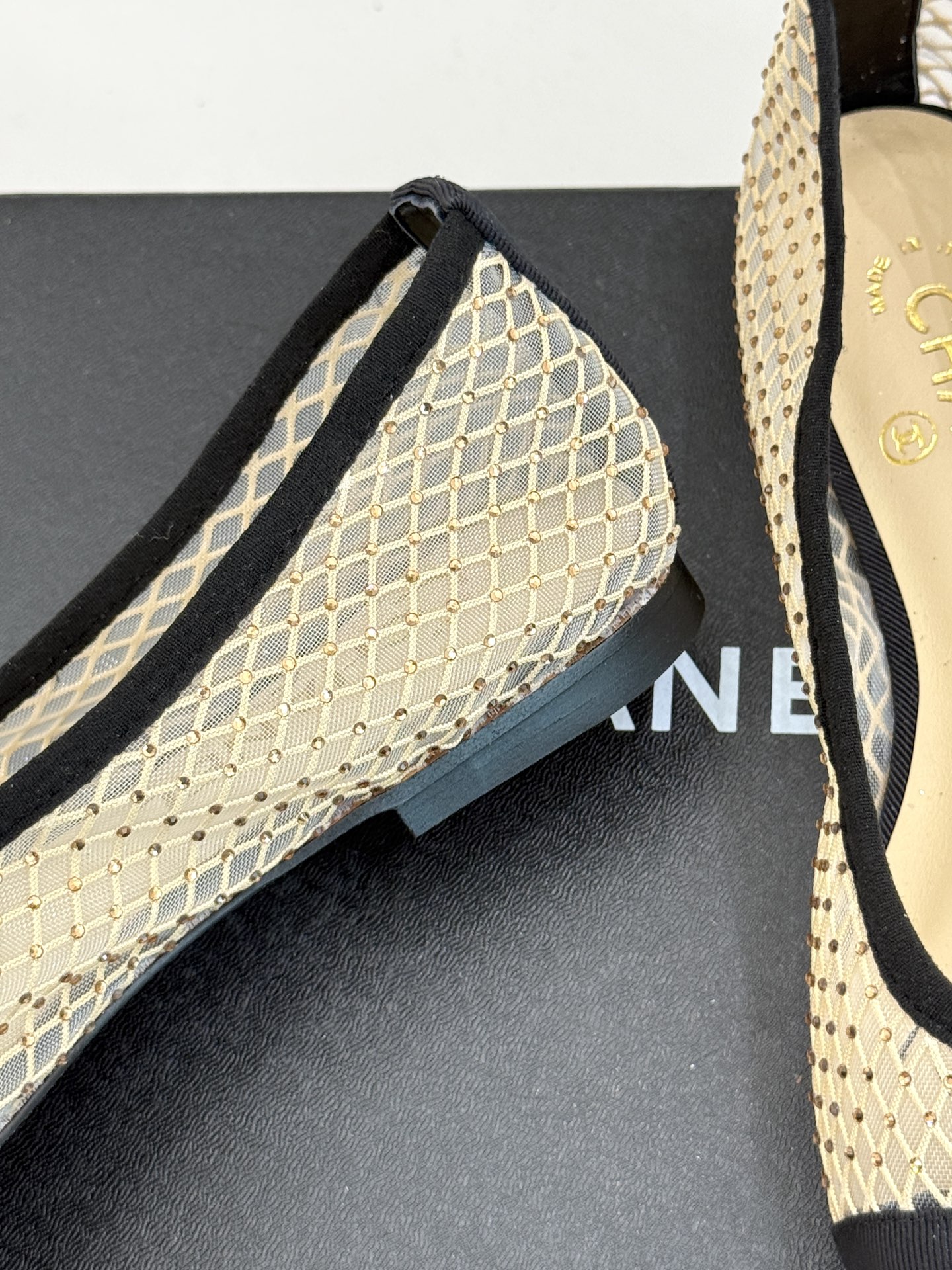
CHANE*｜小香经典春夏新品
网纱水钻双C平底芭蕾舞
这一季的春款真的太爱了！
网面若隐若现 性感又