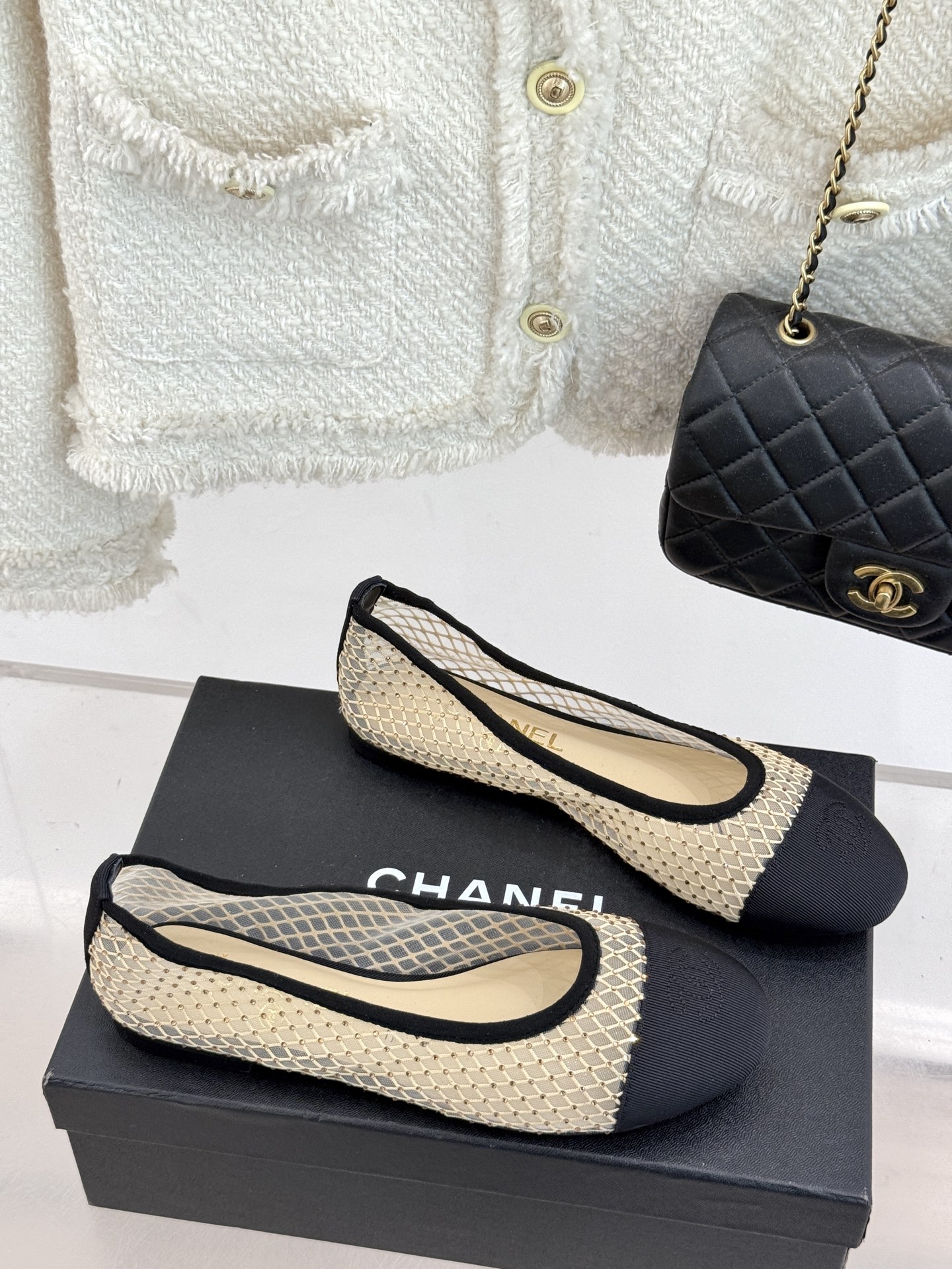 
CHANE*｜小香经典春夏新品
网纱水钻双C平底芭蕾舞
这一季的春款真的太爱了！
网面若隐若现 性感又