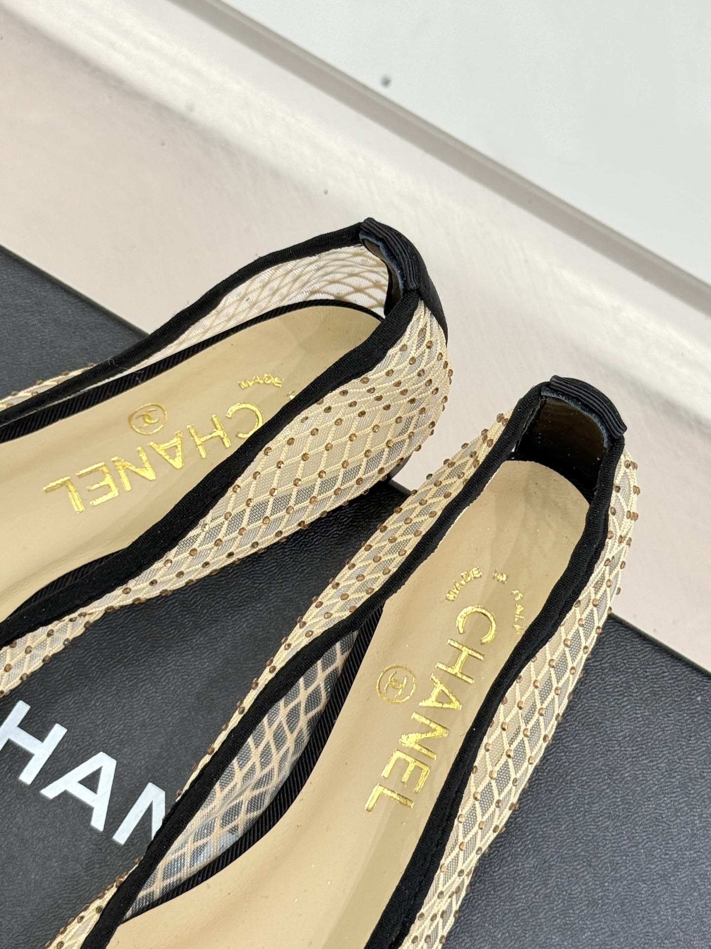 
CHANE*｜小香经典春夏新品
网纱水钻双C平底芭蕾舞
这一季的春款真的太爱了！
网面若隐若现 性感又