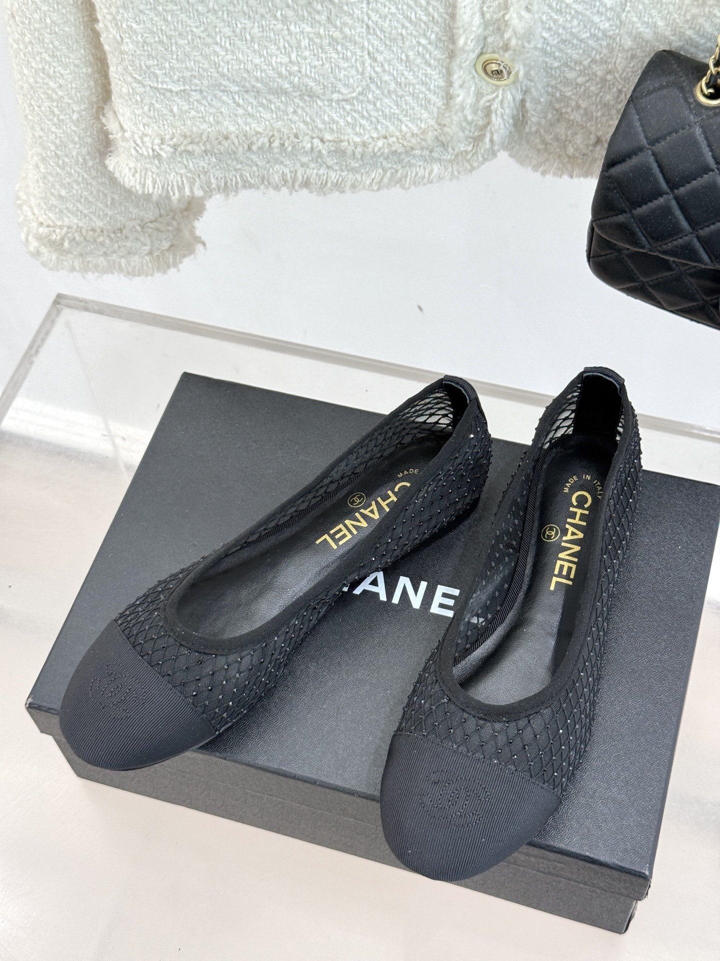 
CHANE*｜小香经典春夏新品
网纱水钻双C平底芭蕾舞
这一季的春款真的太爱了！
网面若隐若现 性感又