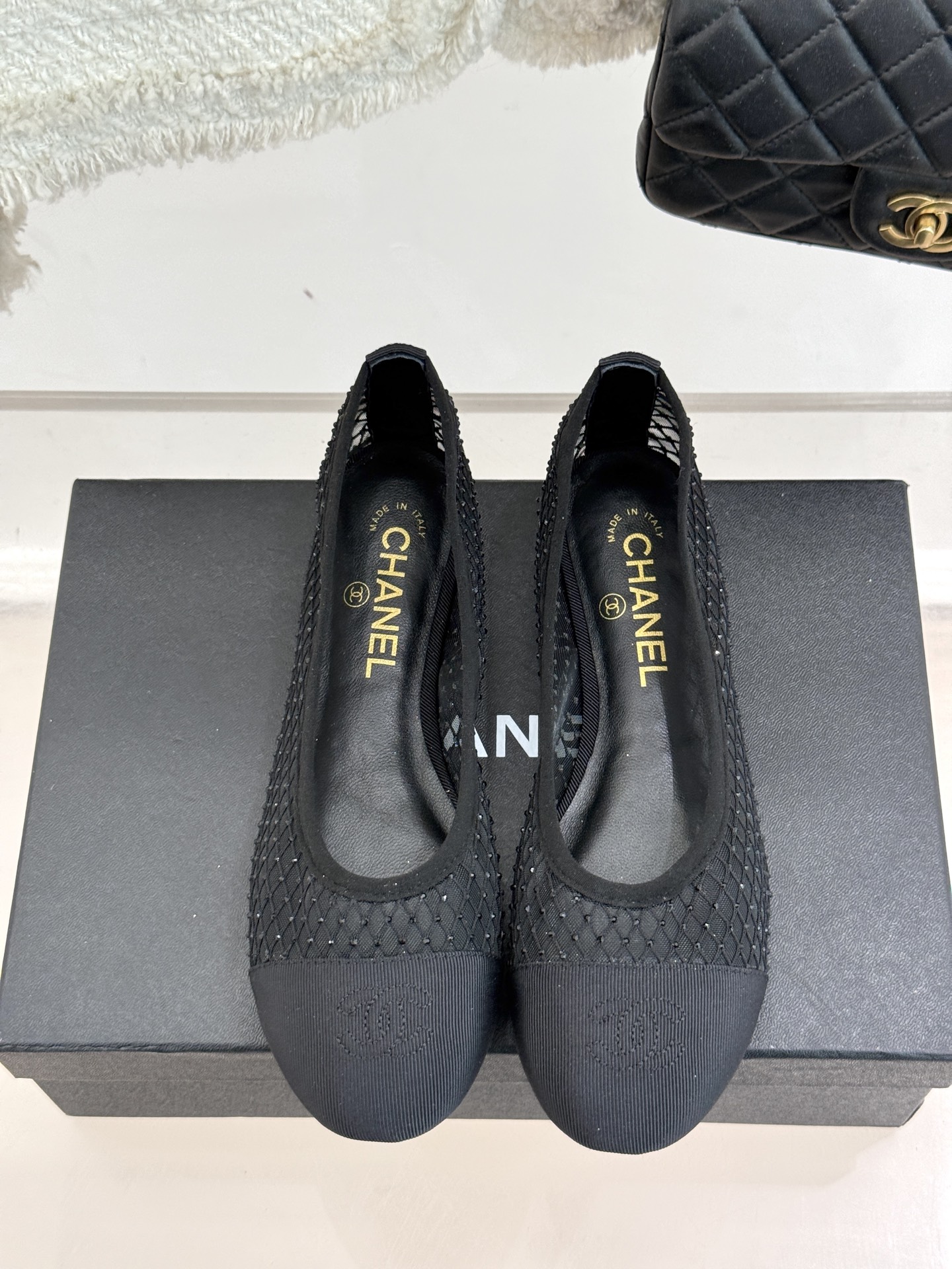 
CHANE*｜小香经典春夏新品
网纱水钻双C平底芭蕾舞
这一季的春款真的太爱了！
网面若隐若现 性感又