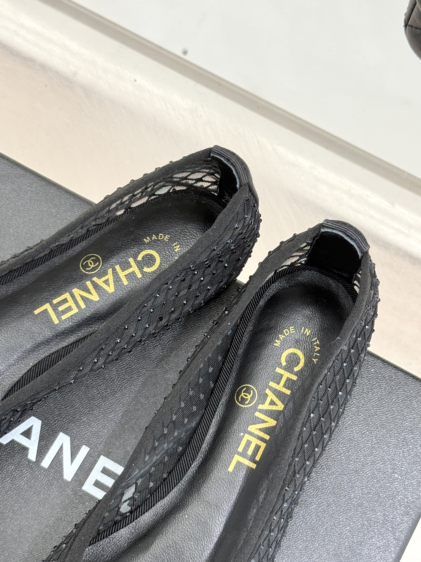 
CHANE*｜小香经典春夏新品
网纱水钻双C平底芭蕾舞
这一季的春款真的太爱了！
网面若隐若现 性感又