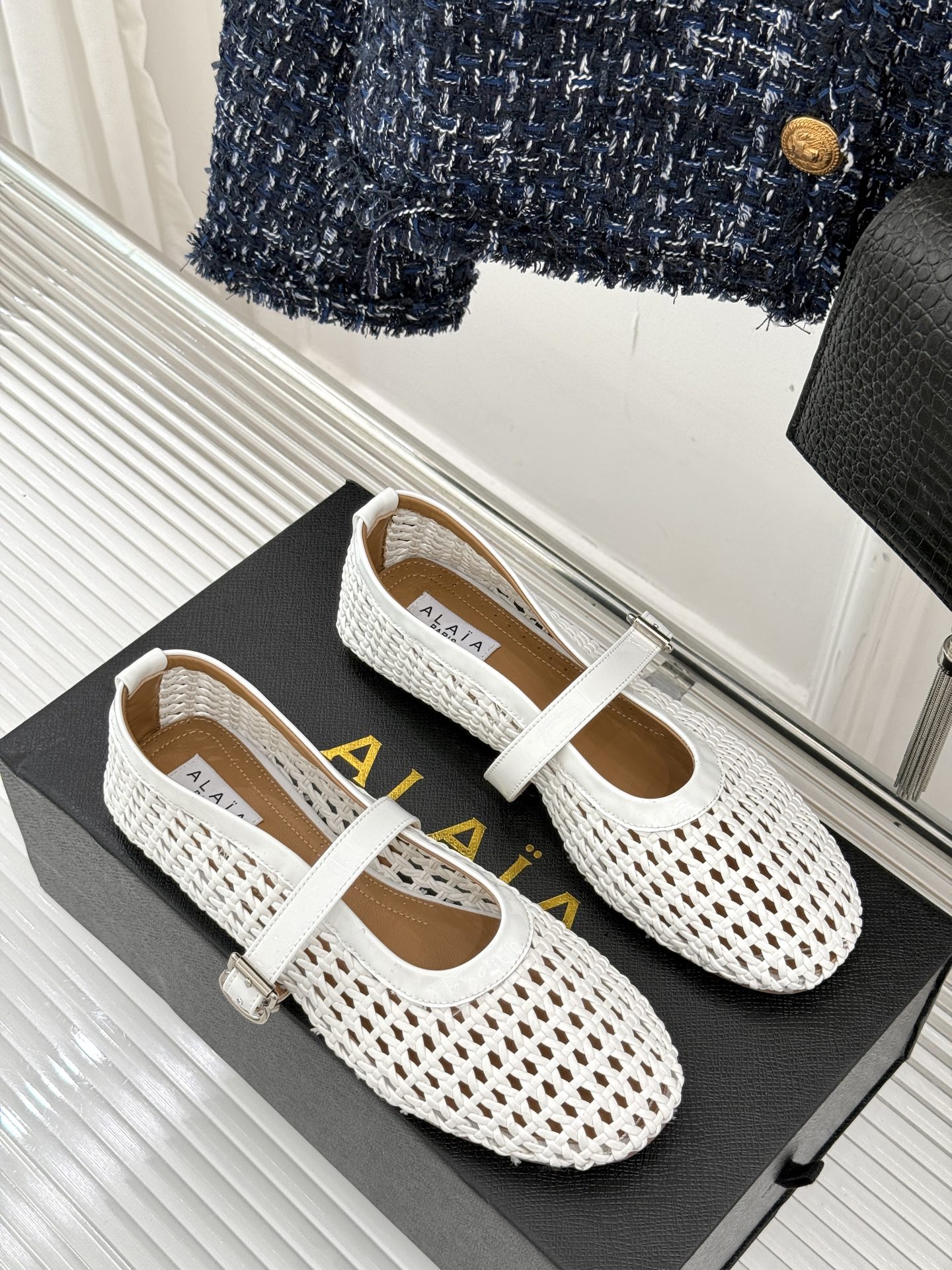 
ALAIA｜阿莱亚经典复古编织网面
镂空玛丽珍鞋
满满的少女风 既摩登又复古的味道
非常的简约大气 不