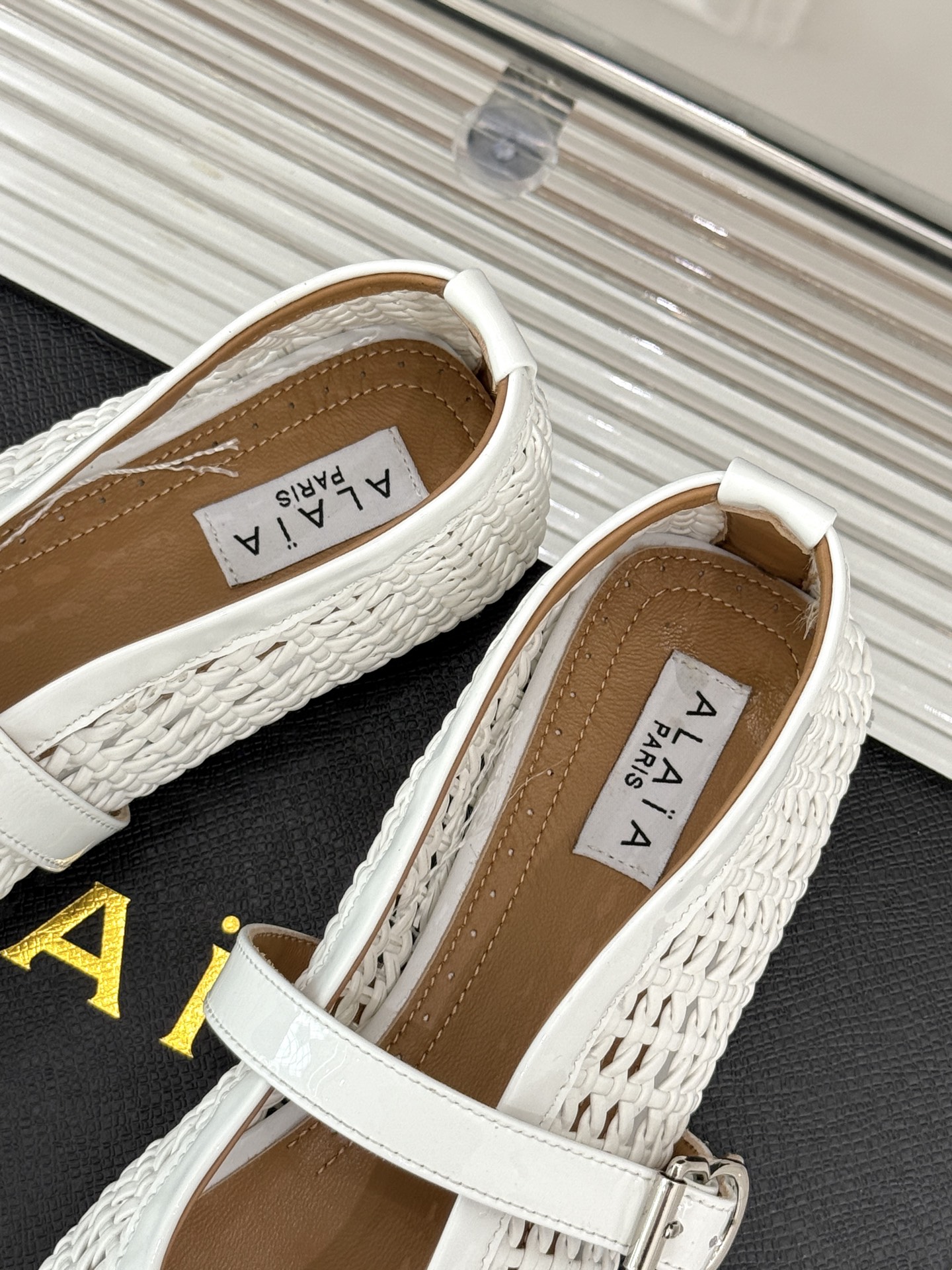 
ALAIA｜阿莱亚经典复古编织网面
镂空玛丽珍鞋
满满的少女风 既摩登又复古的味道
非常的简约大气 不