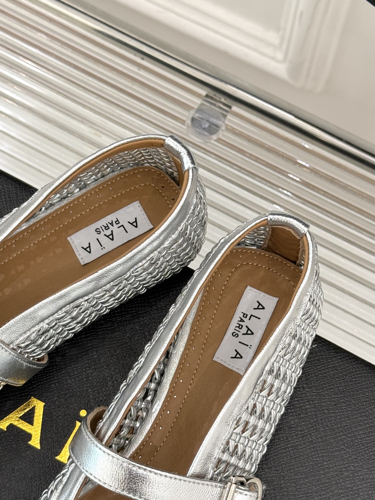 
ALAIA｜阿莱亚经典复古编织网面
镂空玛丽珍鞋
满满的少女风 既摩登又复古的味道
非常的简约大气 不