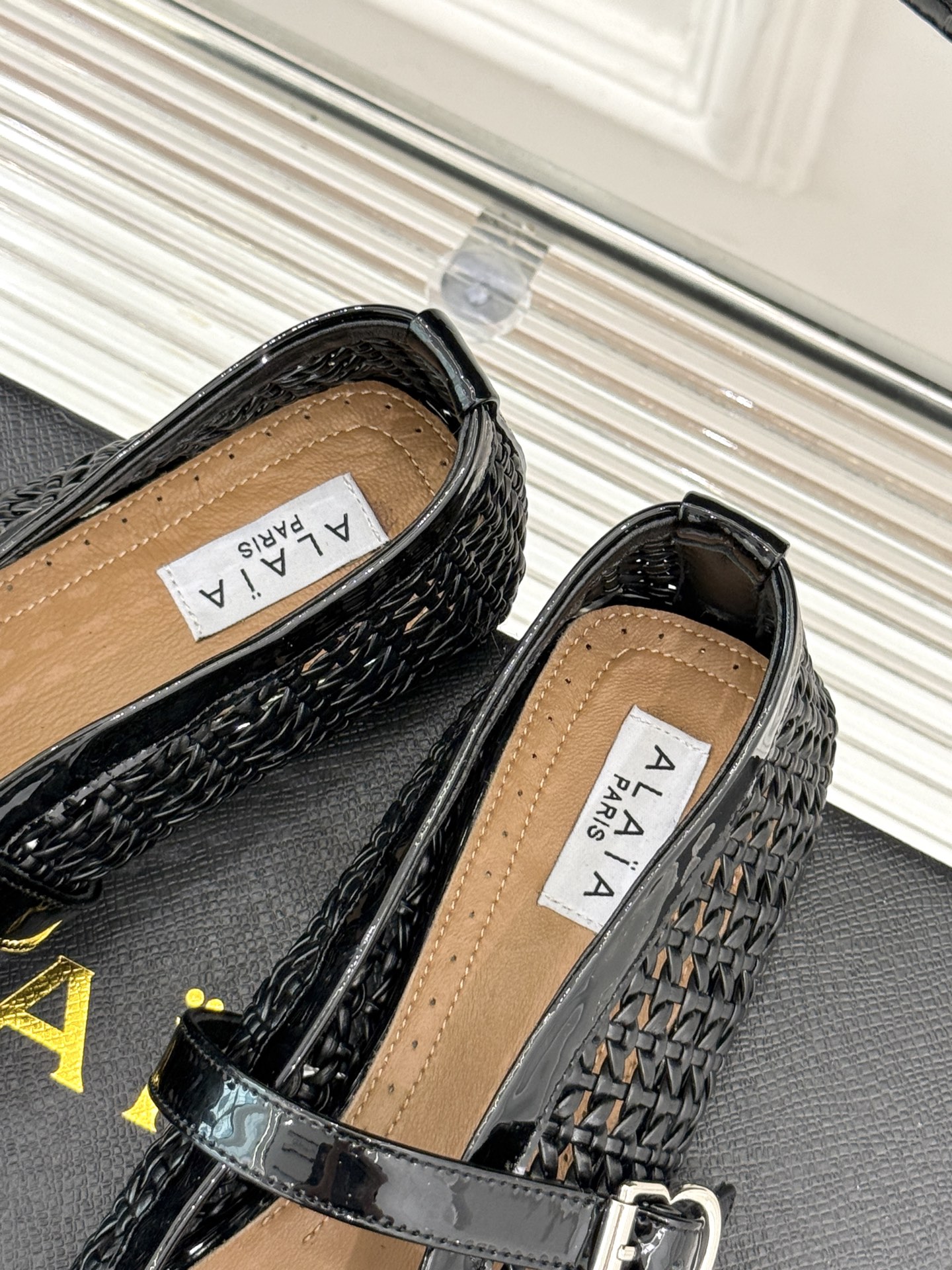
ALAIA｜阿莱亚经典复古编织网面
镂空玛丽珍鞋
满满的少女风 既摩登又复古的味道
非常的简约大气 不