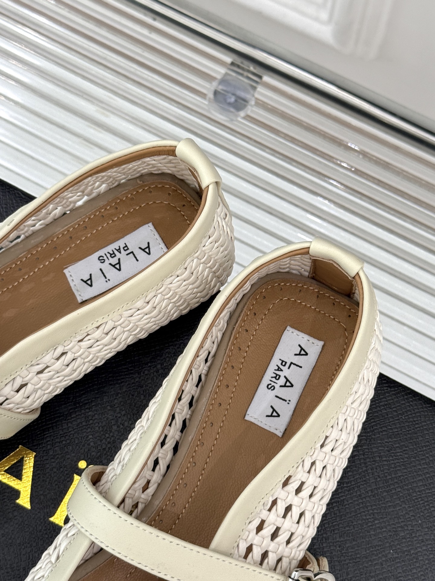 
ALAIA｜阿莱亚经典复古编织网面
镂空玛丽珍鞋
满满的少女风 既摩登又复古的味道
非常的简约大气 不