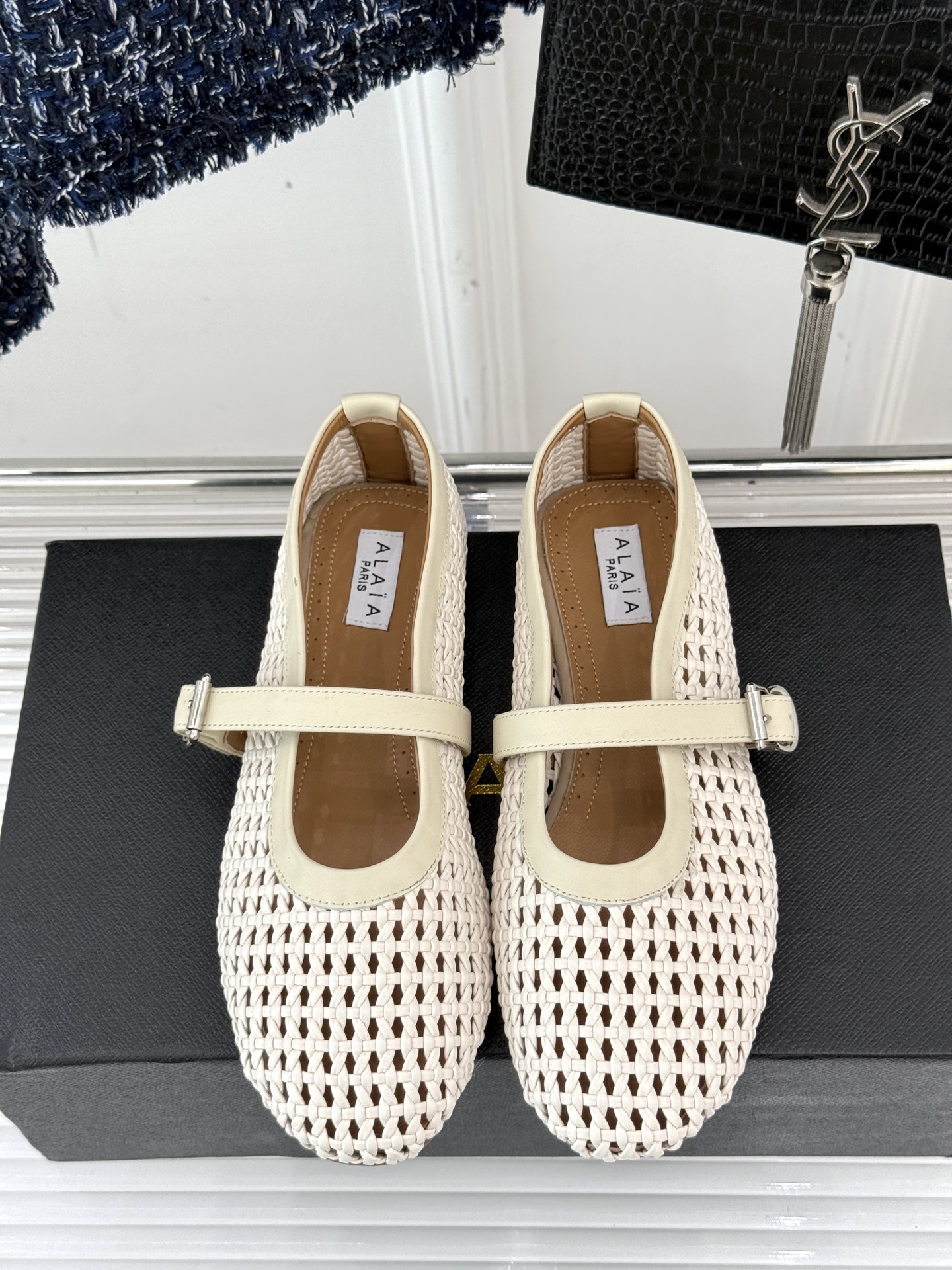 
ALAIA｜阿莱亚经典复古编织网面
镂空玛丽珍鞋
满满的少女风 既摩登又复古的味道
非常的简约大气 不