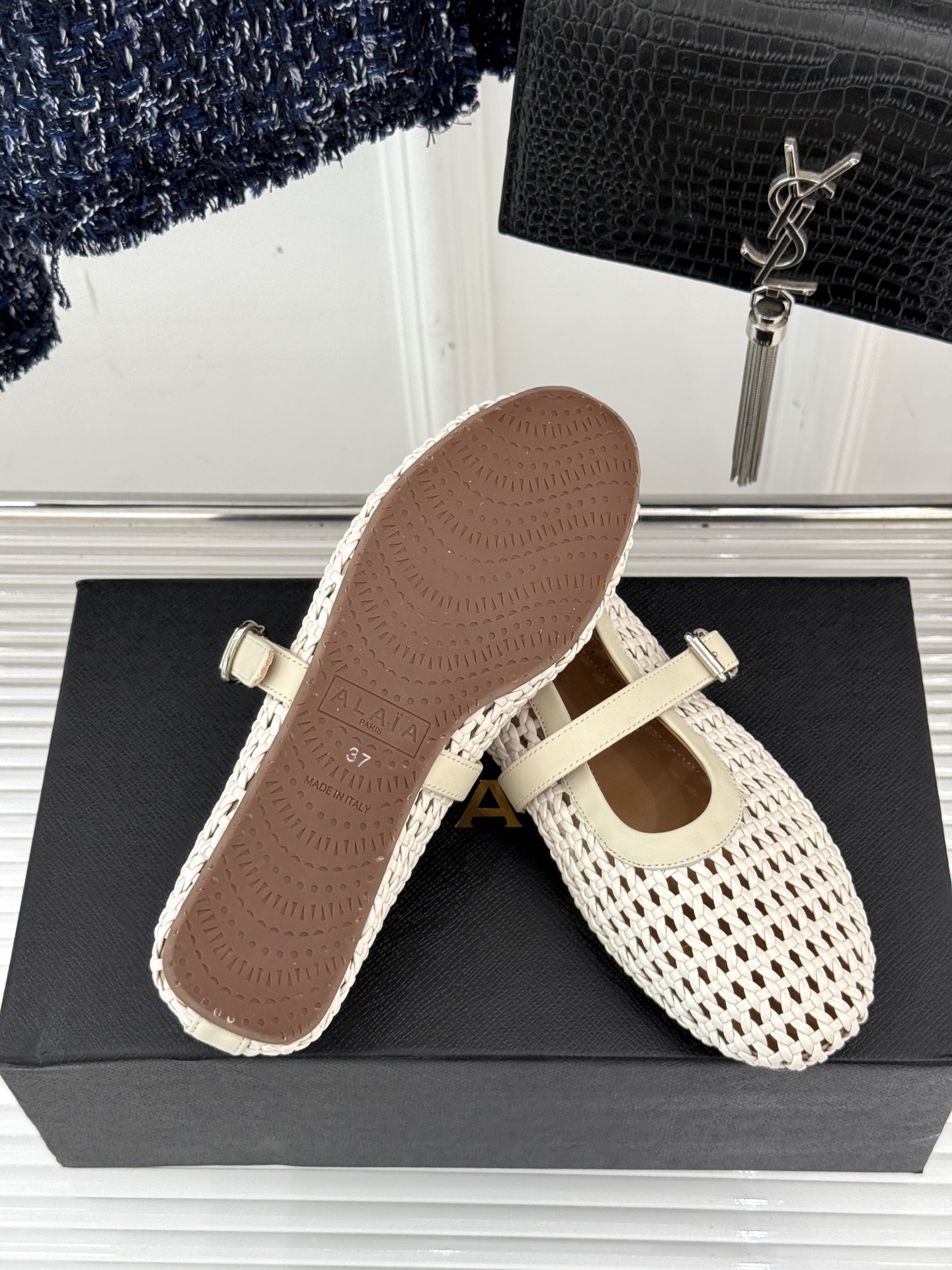 
ALAIA｜阿莱亚经典复古编织网面
镂空玛丽珍鞋
满满的少女风 既摩登又复古的味道
非常的简约大气 不