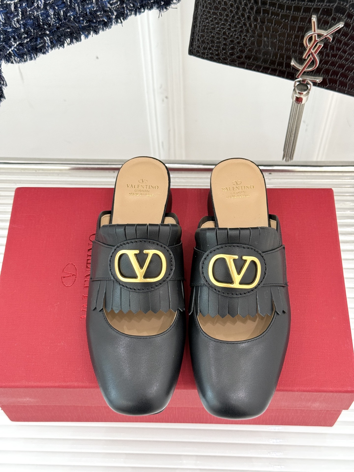 Valentin｜华伦天伦25ss春夏
新品流苏大V扣系列半拖乐福鞋
经典的大V扣搭配流苏设计
简单大气