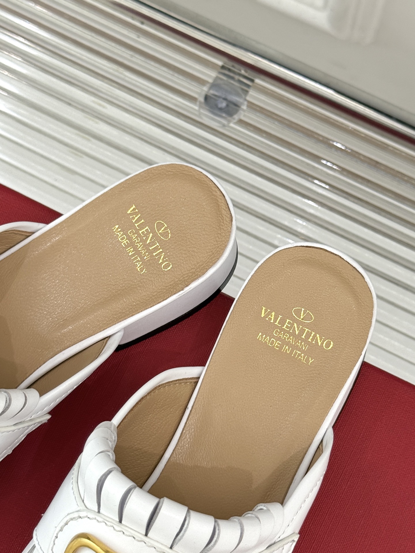 Valentin｜华伦天伦25ss春夏
新品流苏大V扣系列半拖乐福鞋
经典的大V扣搭配流苏设计
简单大气