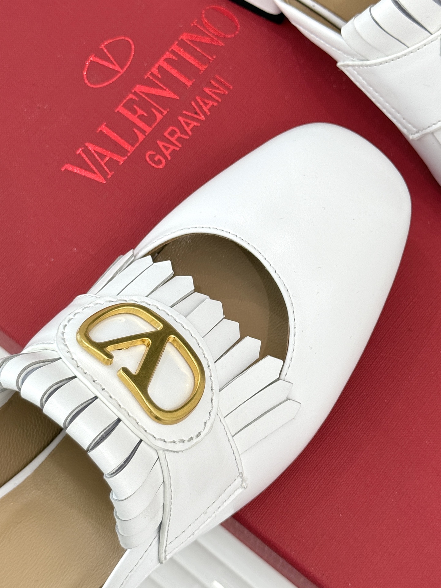 Valentin｜华伦天伦25ss春夏
新品流苏大V扣系列半拖乐福鞋
经典的大V扣搭配流苏设计
简单大气