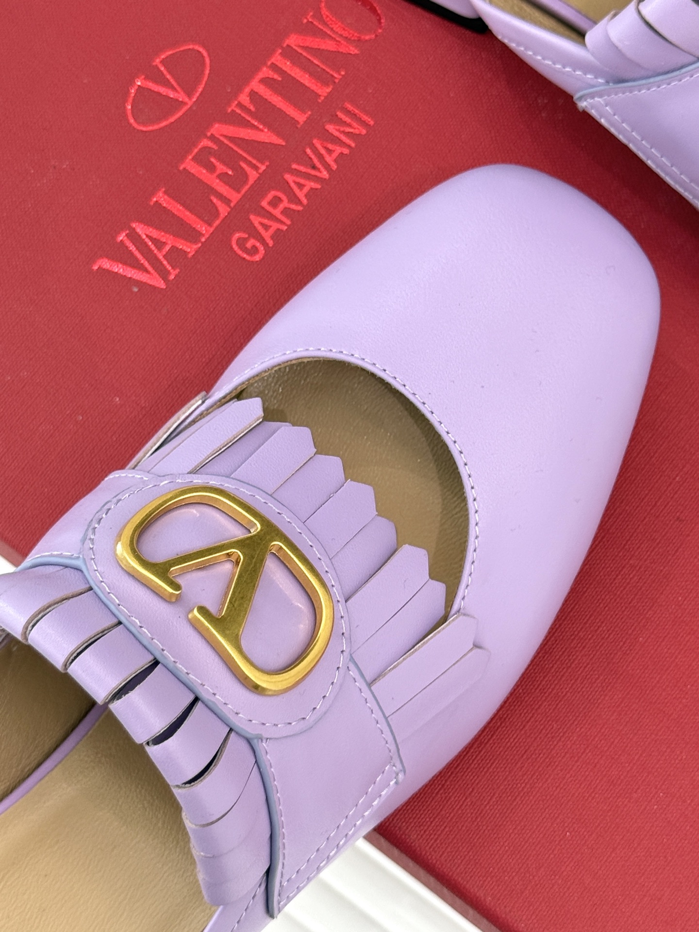 Valentin｜华伦天伦25ss春夏
新品流苏大V扣系列半拖乐福鞋
经典的大V扣搭配流苏设计
简单大气