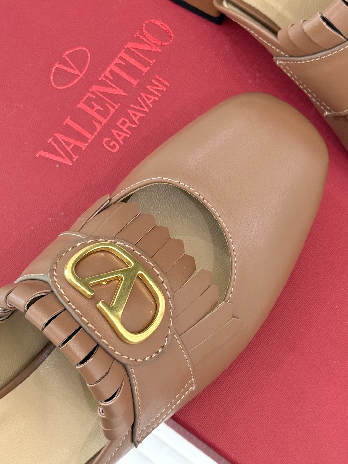Valentin｜华伦天伦25ss春夏
新品流苏大V扣系列半拖乐福鞋
经典的大V扣搭配流苏设计
简单大气