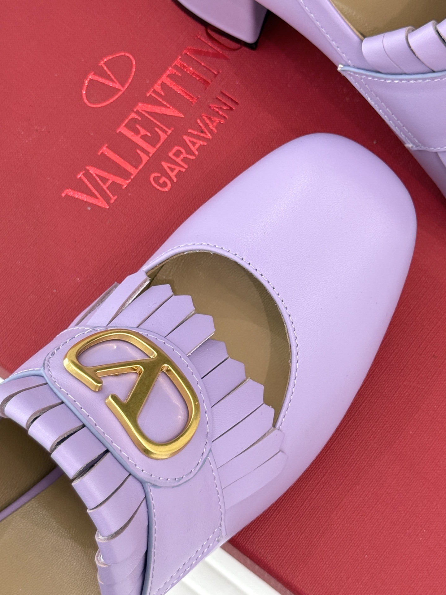 Valentin｜华伦天伦25ss春夏
新品流苏大V扣系列半拖乐福鞋
经典的大V扣搭配流苏设计
简单大气