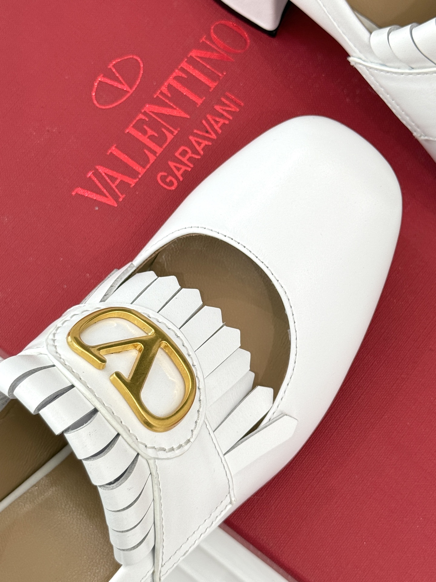 Valentin｜华伦天伦25ss春夏
新品流苏大V扣系列半拖乐福鞋
经典的大V扣搭配流苏设计
简单大气