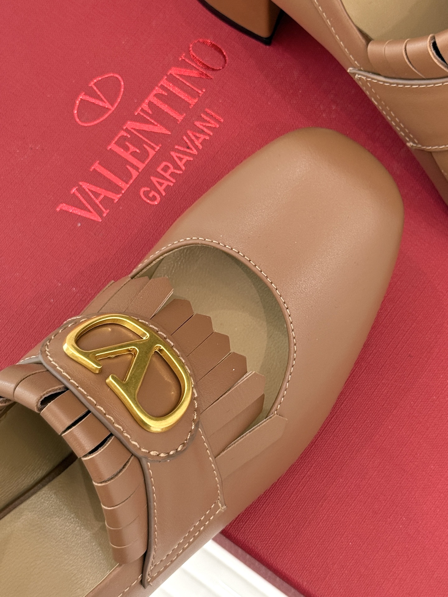 Valentin｜华伦天伦25ss春夏
新品流苏大V扣系列半拖乐福鞋
经典的大V扣搭配流苏设计
简单大气