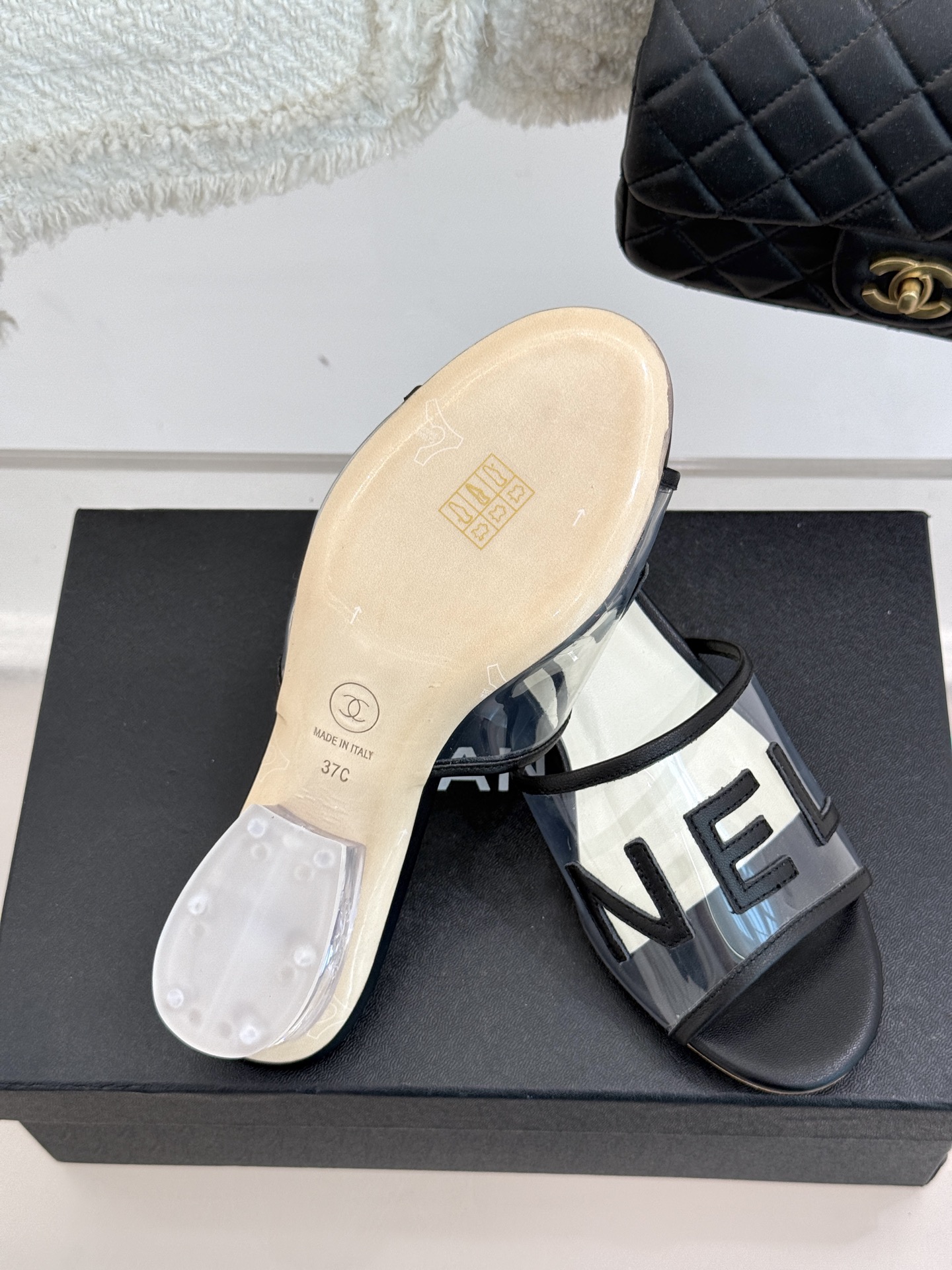 
CHANE*｜小香经典春夏新品
透明胶片字母水晶跟拖鞋
这一季的透明胶片拖鞋真的太美了！
这款拖鞋以浪
