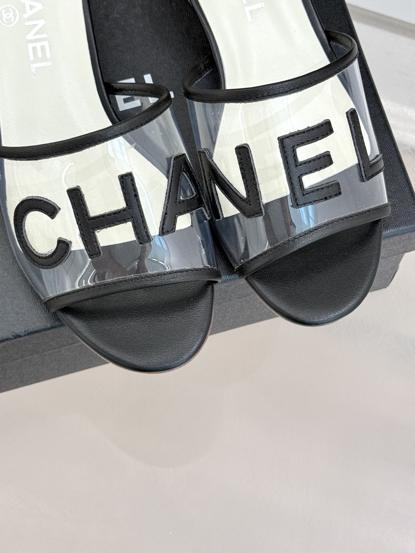 
CHANE*｜小香经典春夏新品
透明胶片字母水晶跟拖鞋
这一季的透明胶片拖鞋真的太美了！
这款拖鞋以浪